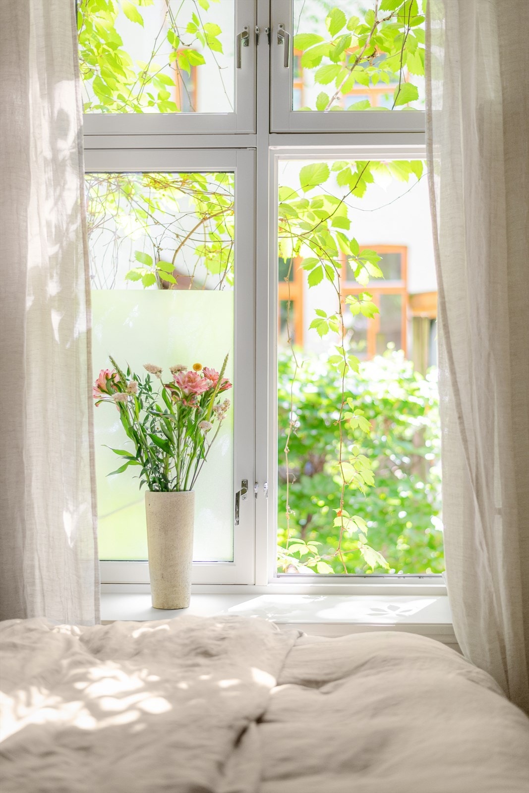 Soverommet ligger rolig og tilbaketrukket med utsyn over den hyggelige fellehagen. Galleribilde