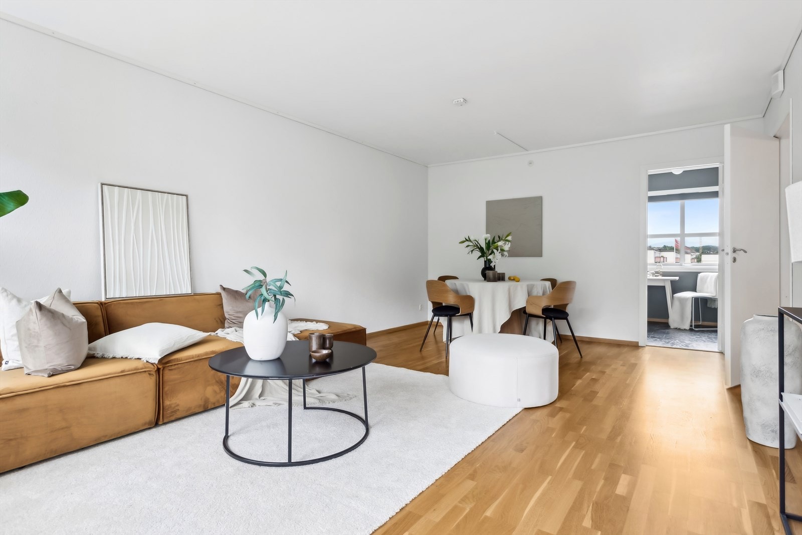 Stuen er enkel å innrede med både stor sofa og spisebord Galleribilde