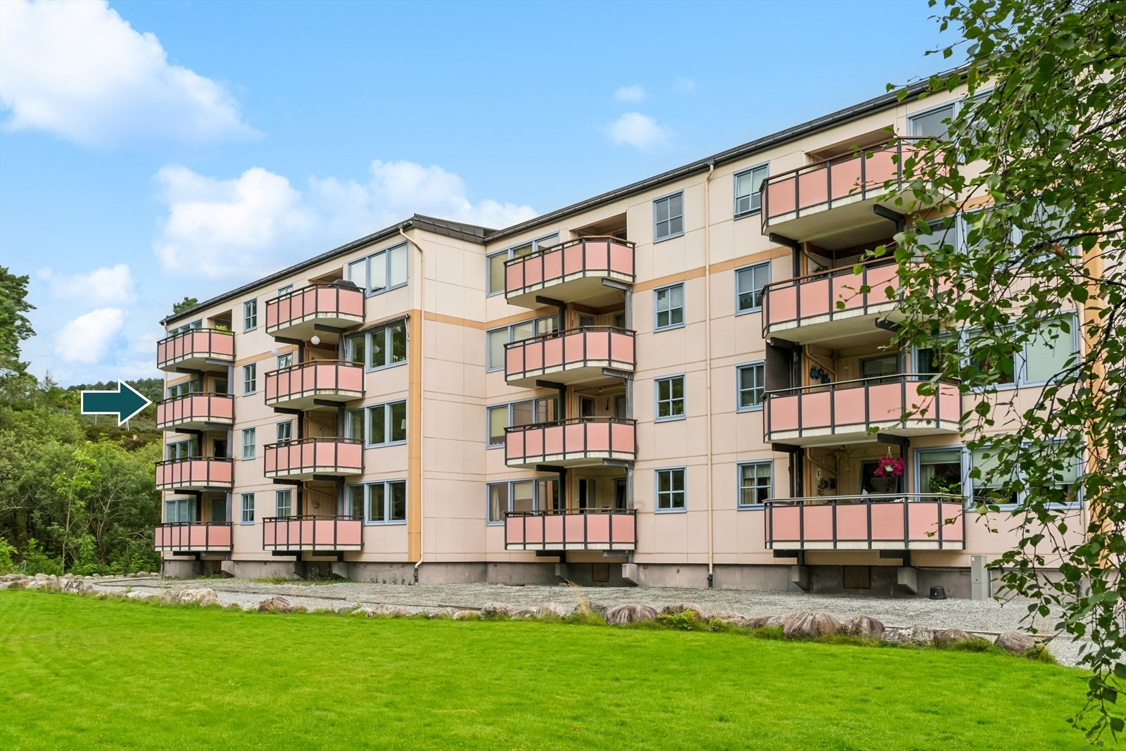Leilighet har en sentral beliggenhet i Åsane med kort gangavstand til butikk, buss, bhg/skole og fin natur. Galleribilde