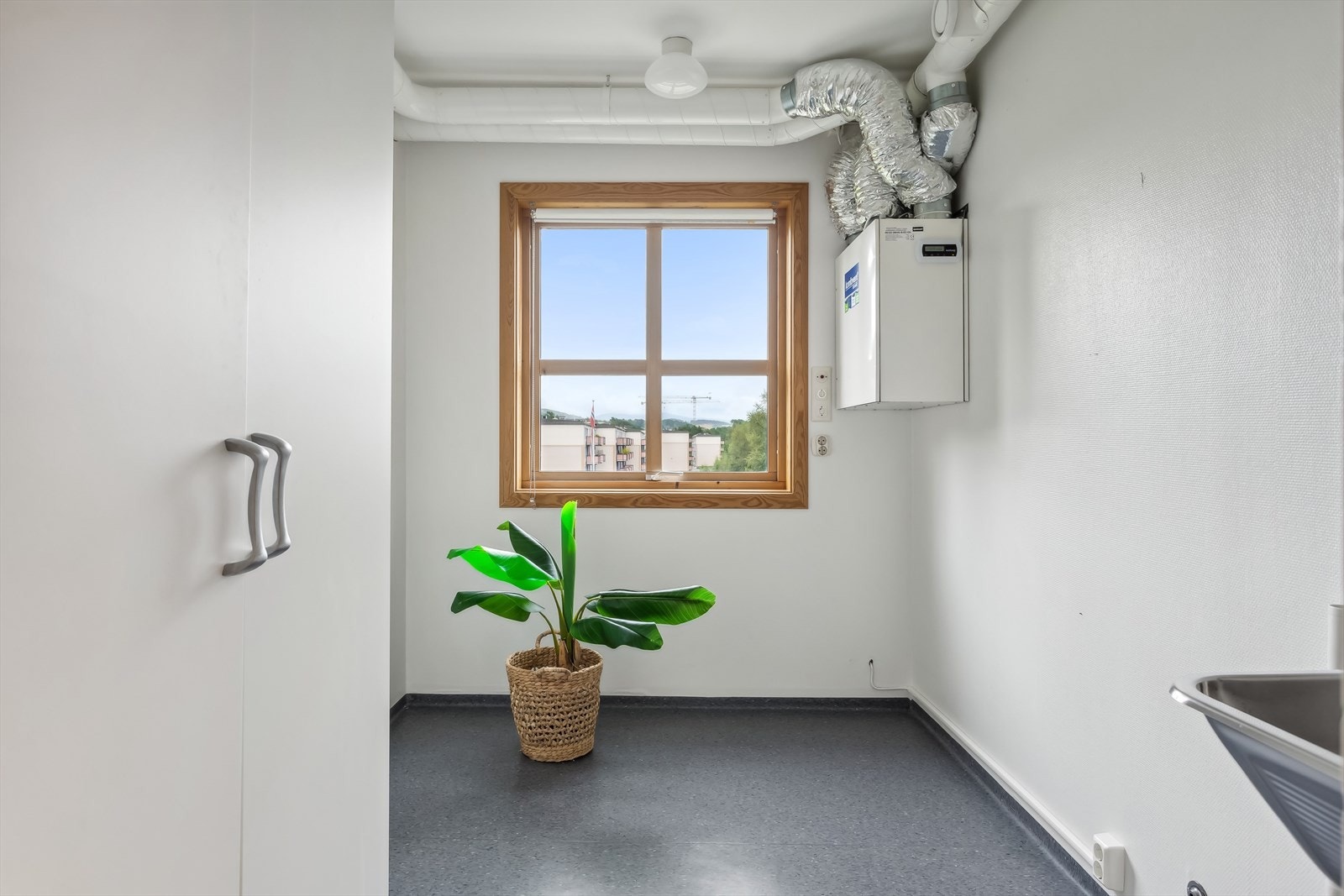 Vaskerommet er på ca. 6,4 m². Utstyrt med utslagsvask og opplegg for vaskemaskin og tørketrommel. Galleribilde