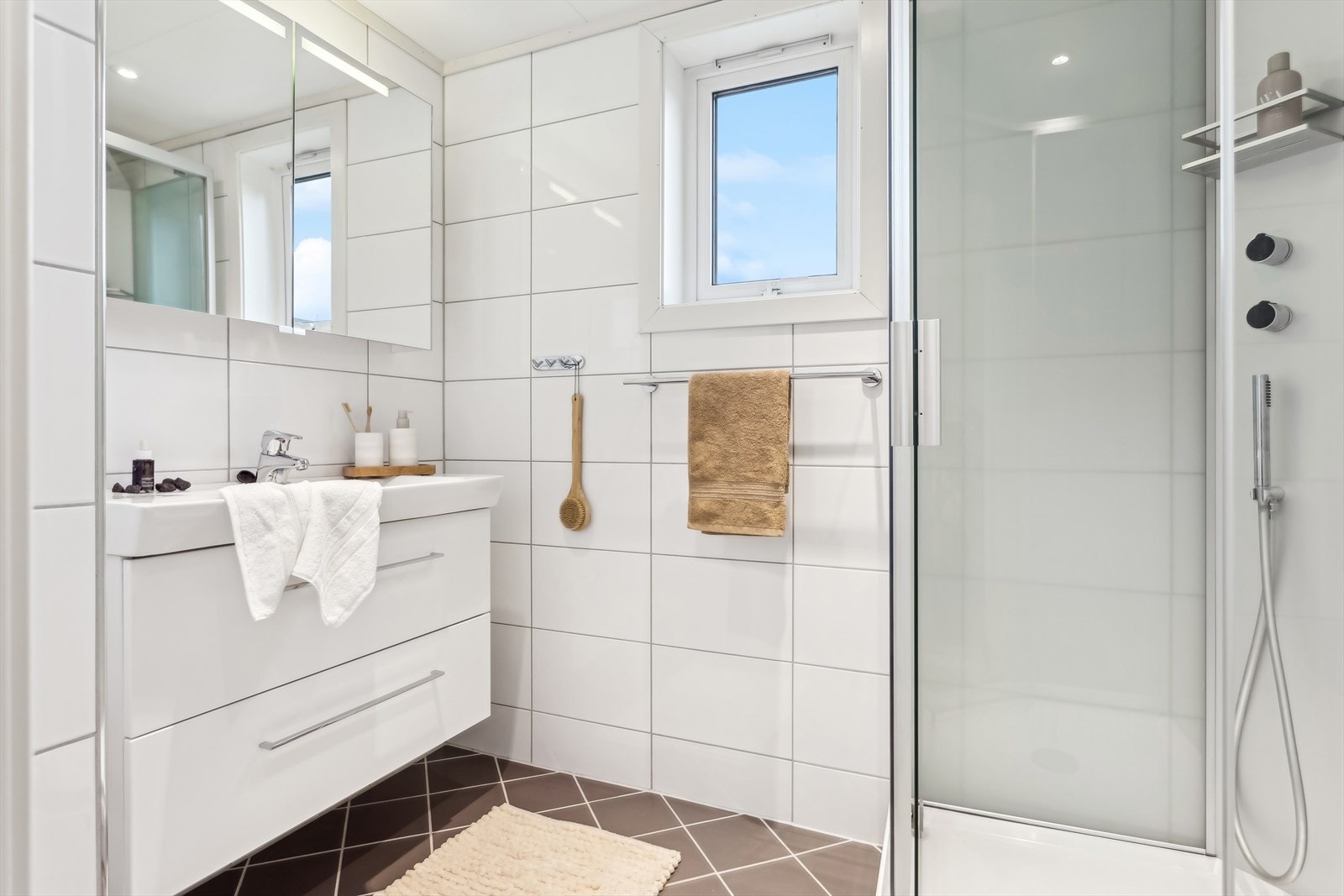 Helfliset fint bad med varmekabler i gulv og downlights i tak. Galleribilde