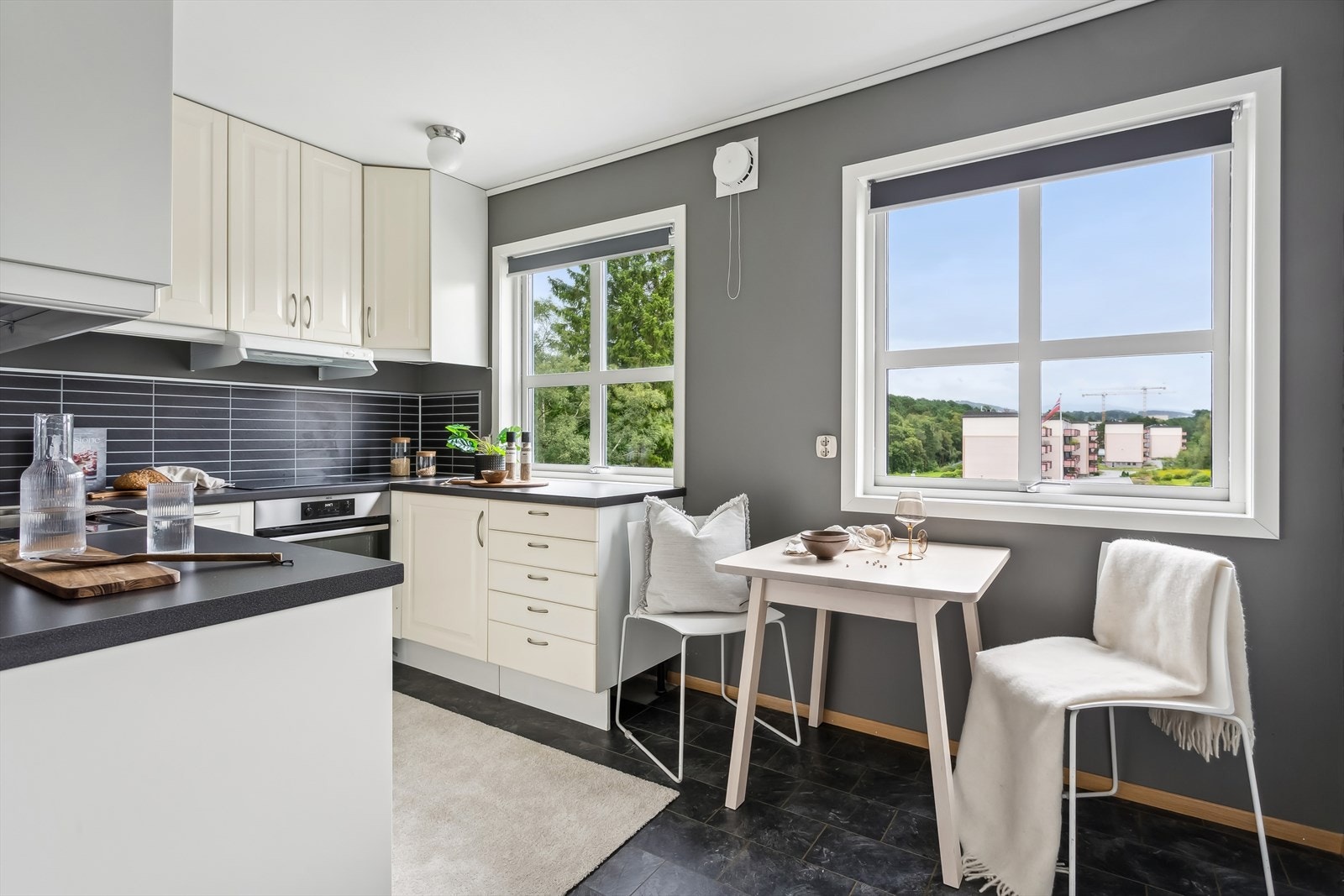 Romslig kjøkken på ca. 9,6 m², her er godt med skap- og benkeplass, og plass til et lite spisebord! Galleribilde
