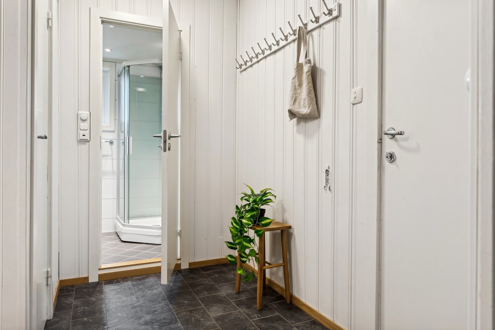 Plass for å henge fra seg yttertøy i entréen Galleribilde