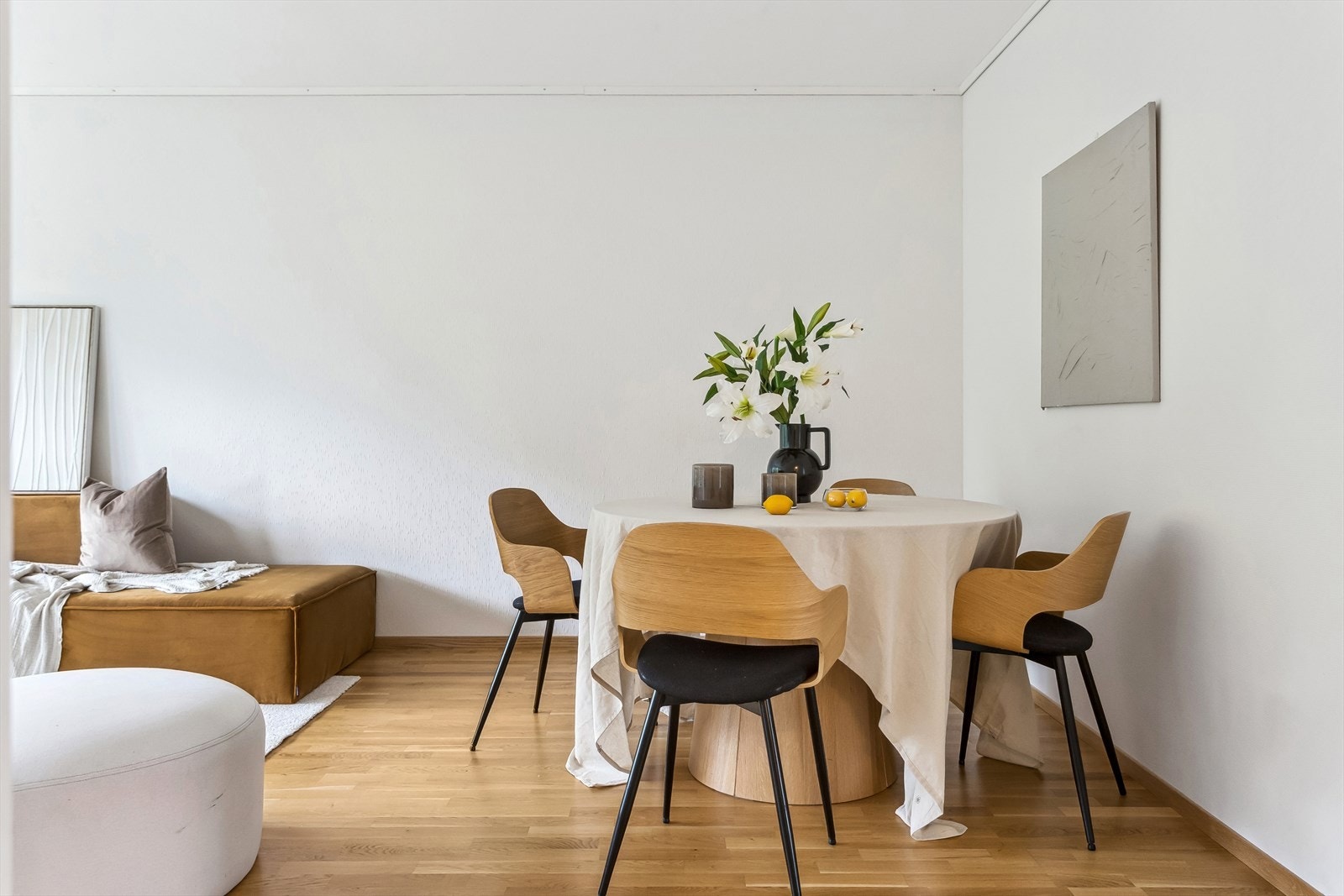 Leiligheten har en lys og romslig stue på 24,7 m². Galleribilde