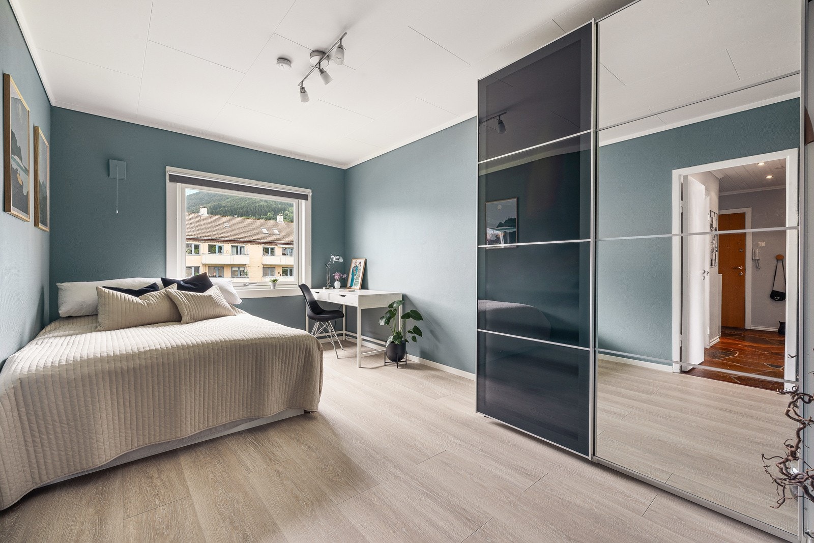 - Meget romslig hovedsoverom med god skyvedørsgarderobe - Galleribilde