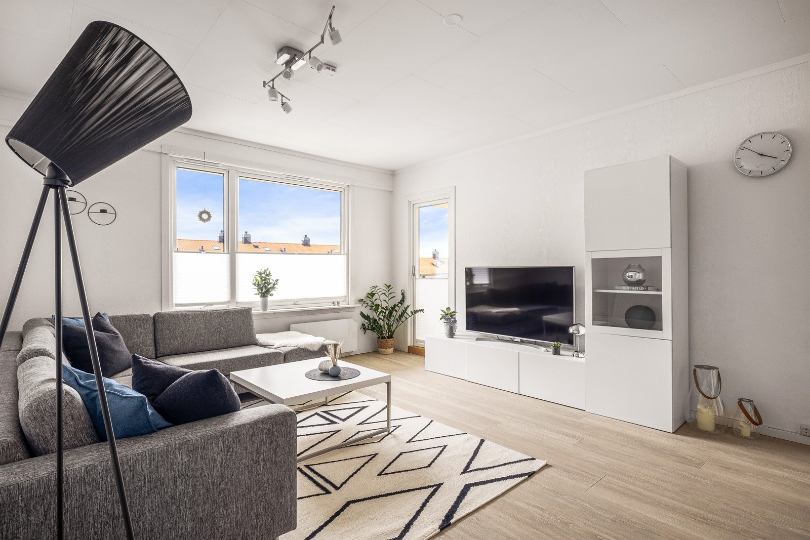 - God plass til sofagruppe og spiseavdeling - Galleribilde