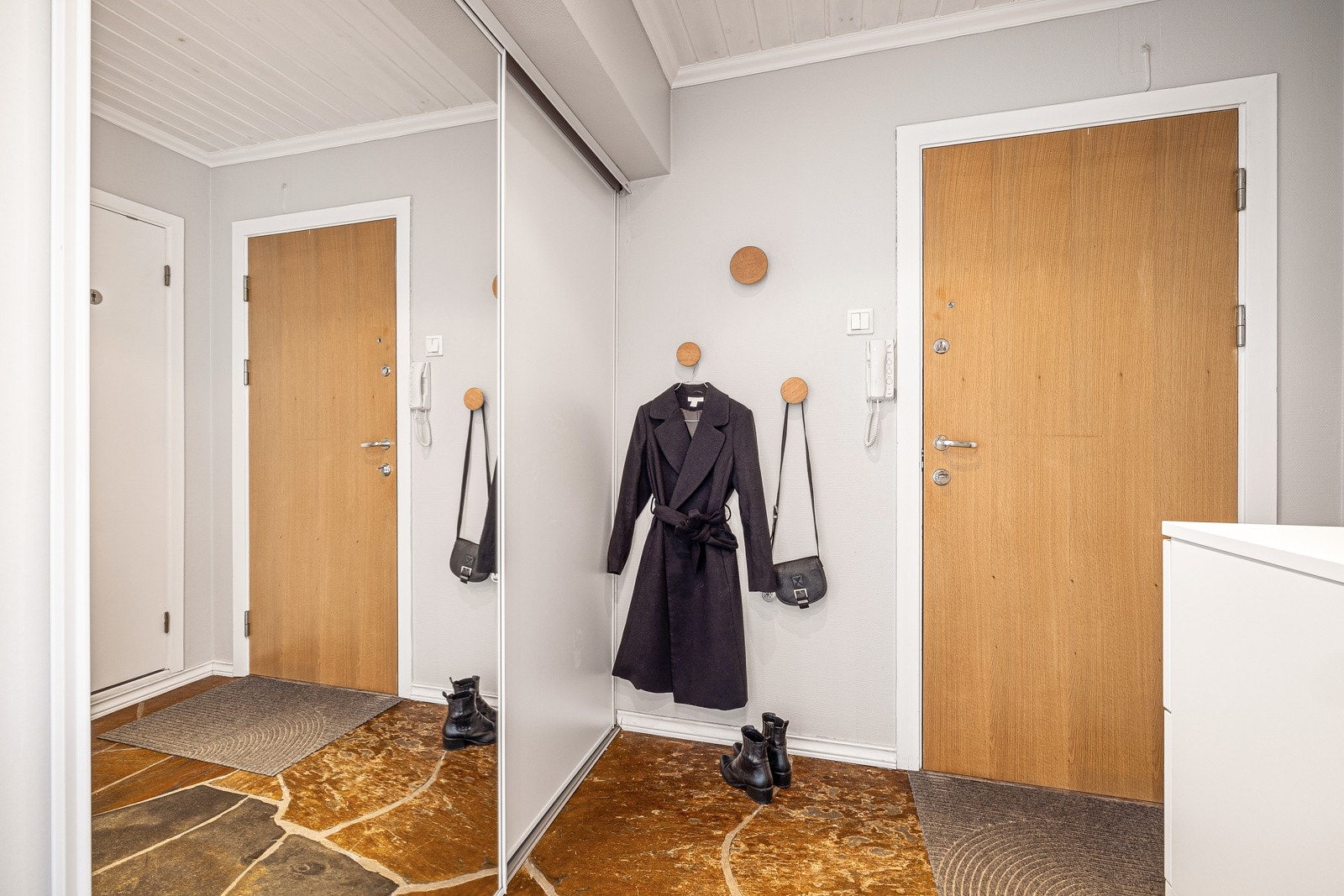 - Entré/gang rommer 6,8 kvm med god garderobeplass i innebygget garderobe - Galleribilde