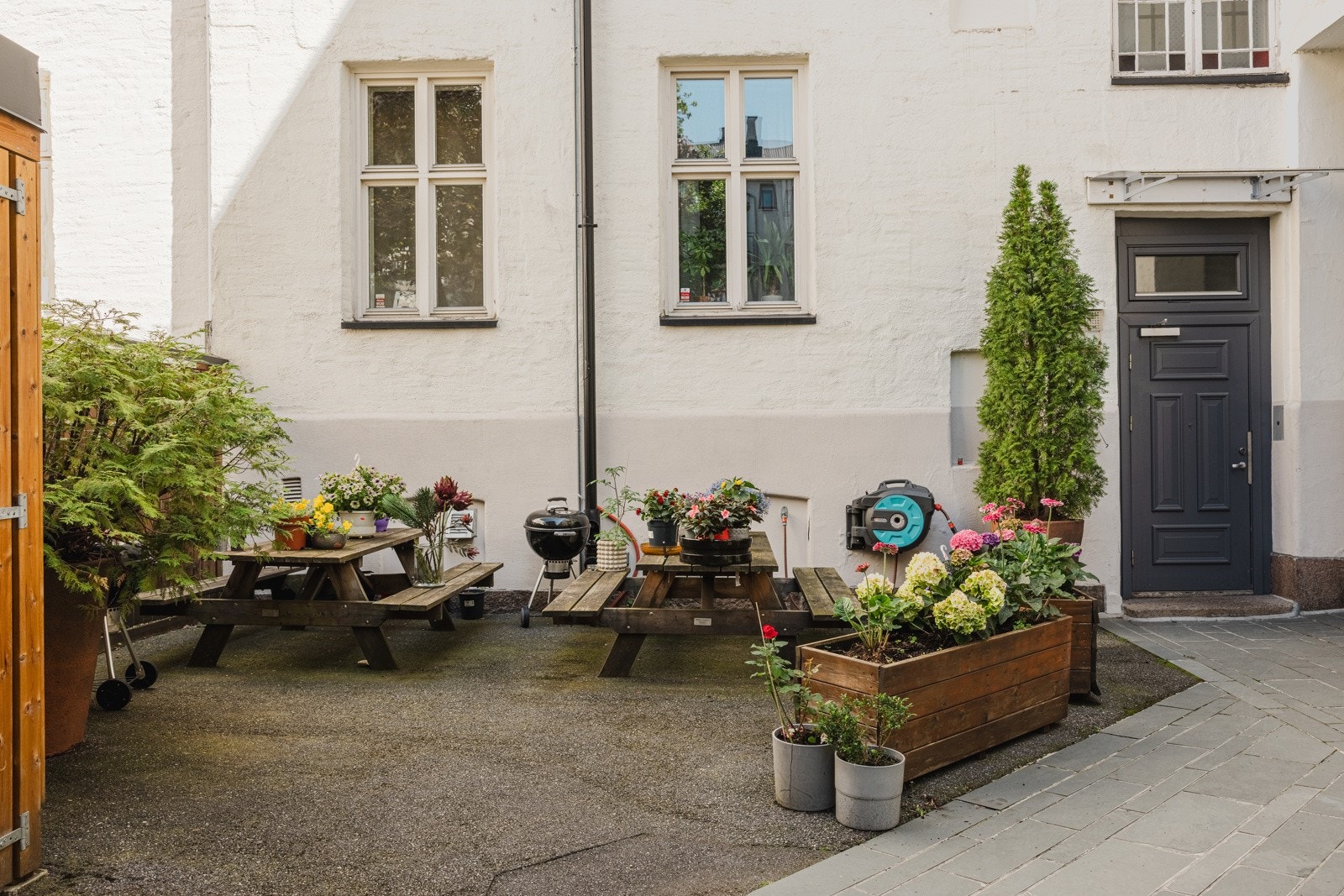 Tomten er omkranset av variert vegetasjon, som skaper en naturlig og frodig ramme rundt eiendommen Galleribilde