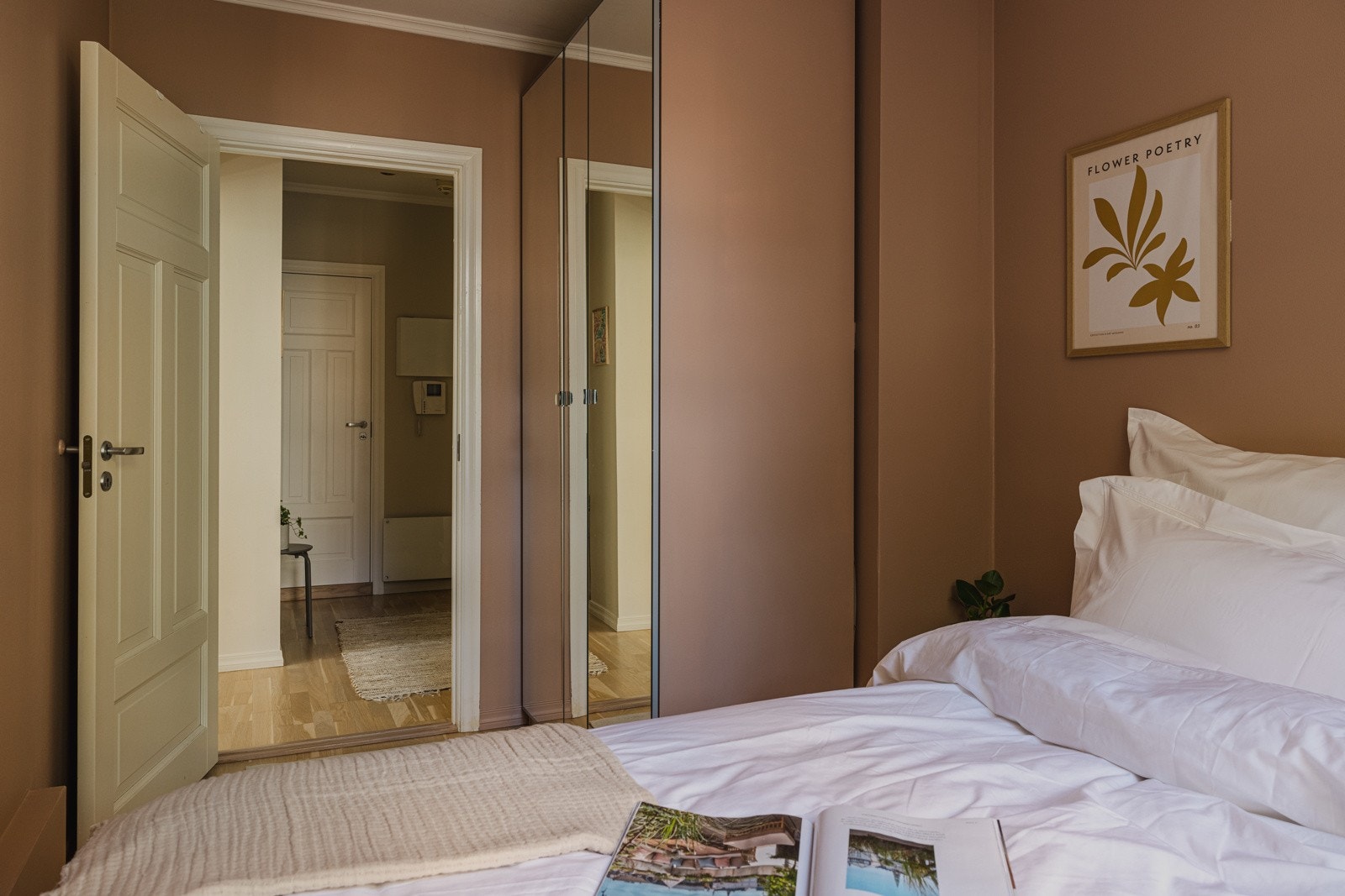 Gode oppbevaringsmuligheter i stort garderobeskap Galleribilde