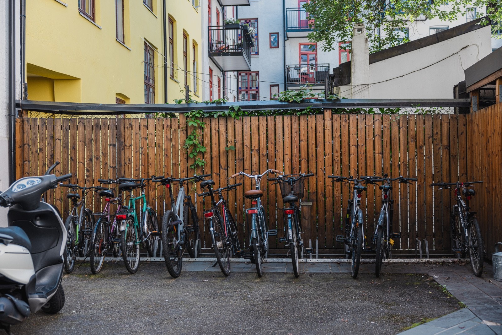 Sykkelen kan enkelt parkeres i bakgården Galleribilde