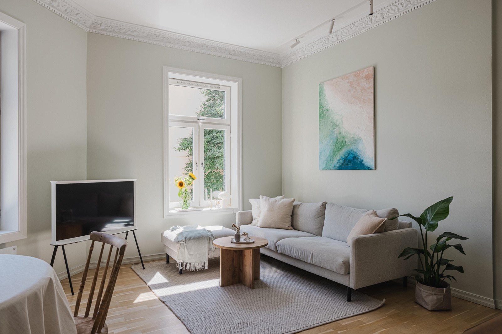Leiligheten har alle kvalitetene man ser etter i en klassisk perle; Generøs takhøyde, store vindusflater på rekke og rad med dype vinduskarmer, peis og stukkatur Galleribilde