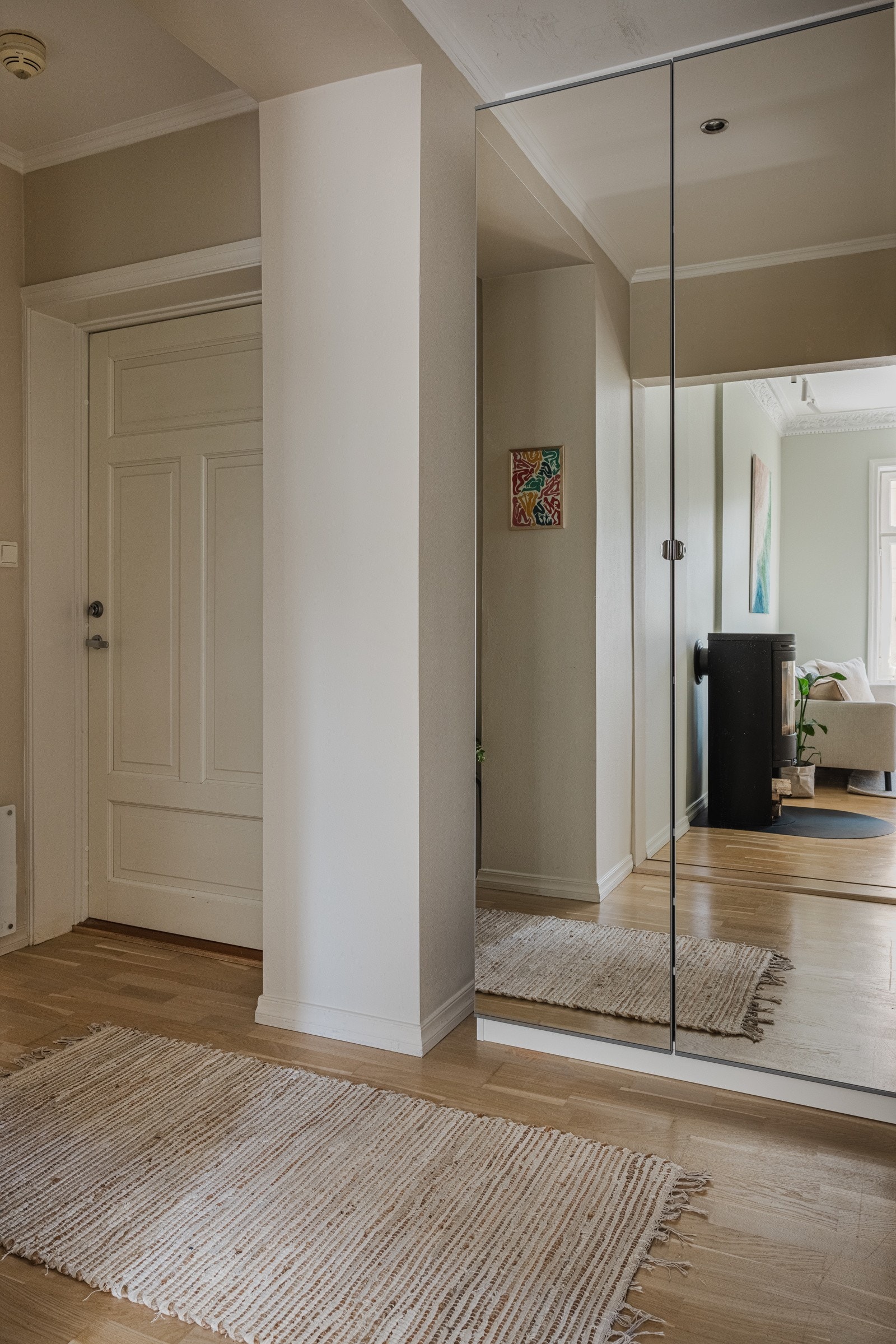 Klær kan enkelt oppbevares i plassbygd garderobeskap med speilfronter. Ytterligere oppbevaringsplass i kjellerbod på 5,2 m² Galleribilde