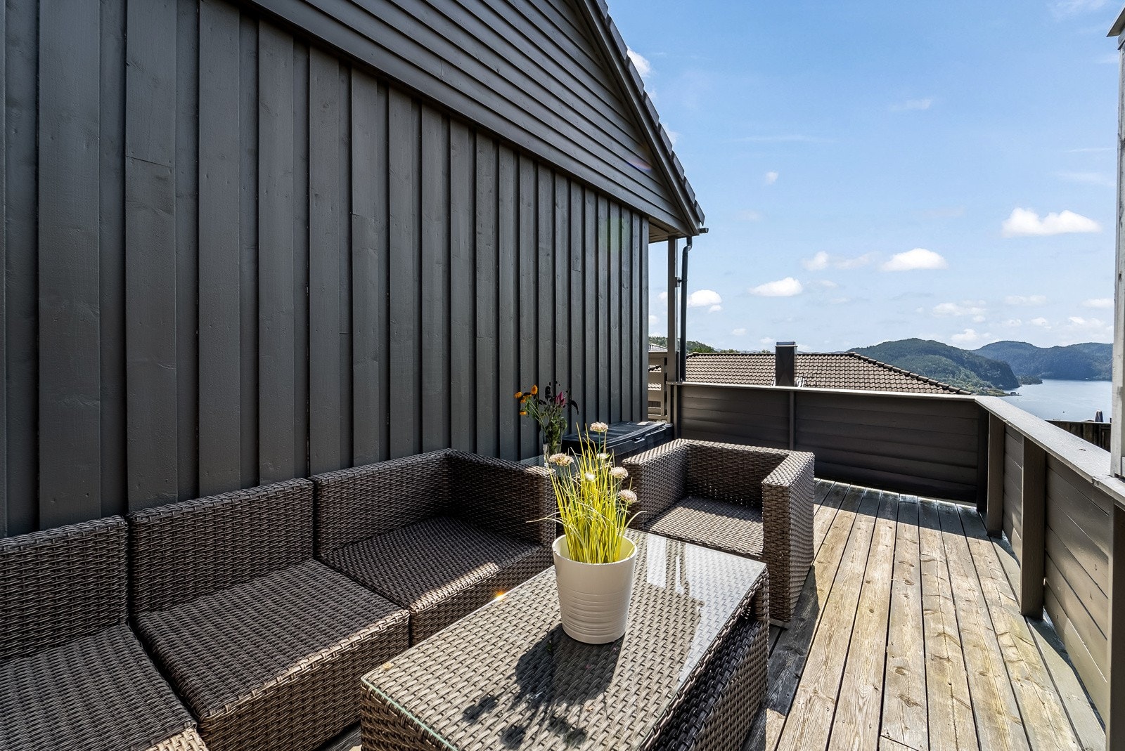 Veranda på vestsiden av boligen. Galleribilde