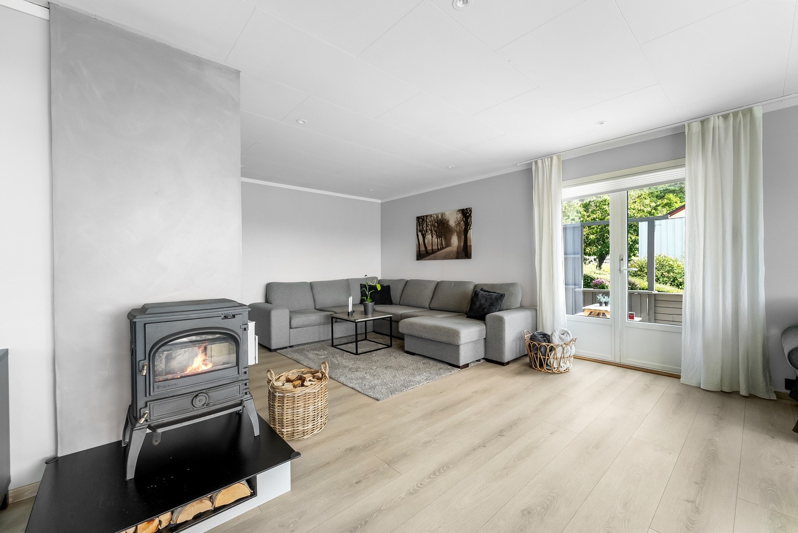 Koselig vedovn i stue. Her er det også utgang til veranda på øst-siden av boligen. Galleribilde