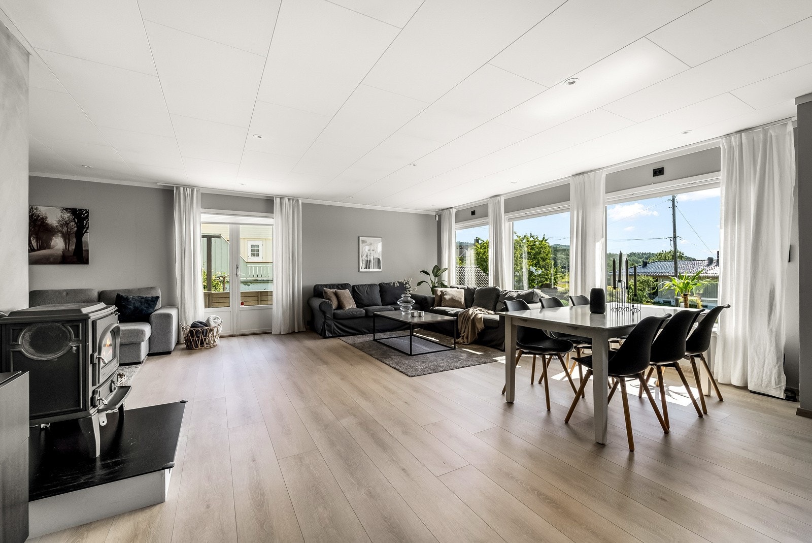 Stue med store vindusflater mot sør gir mye naturlig lys. Galleribilde