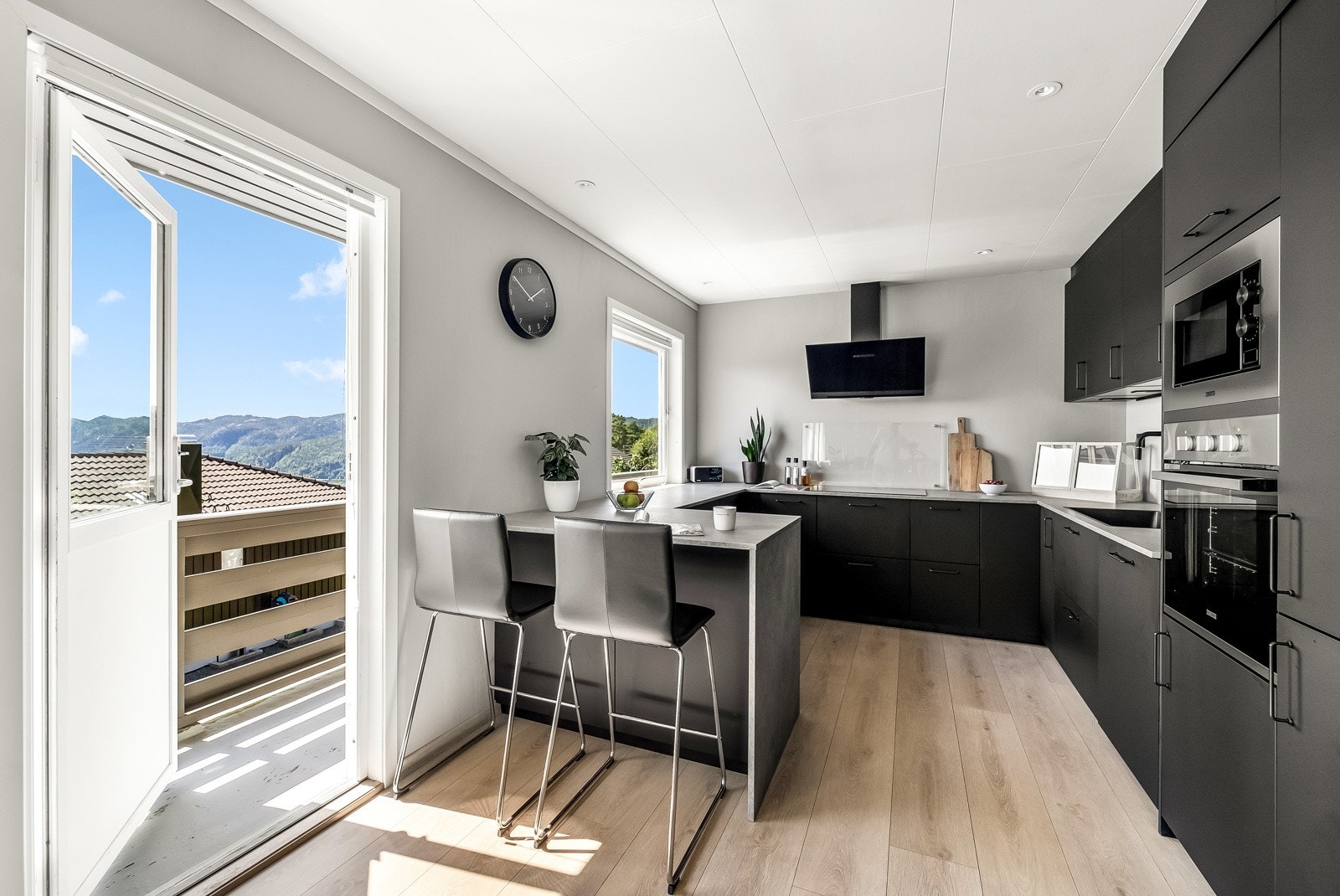 Utgang til veranda som ligger på vestsiden av boligen. Galleribilde