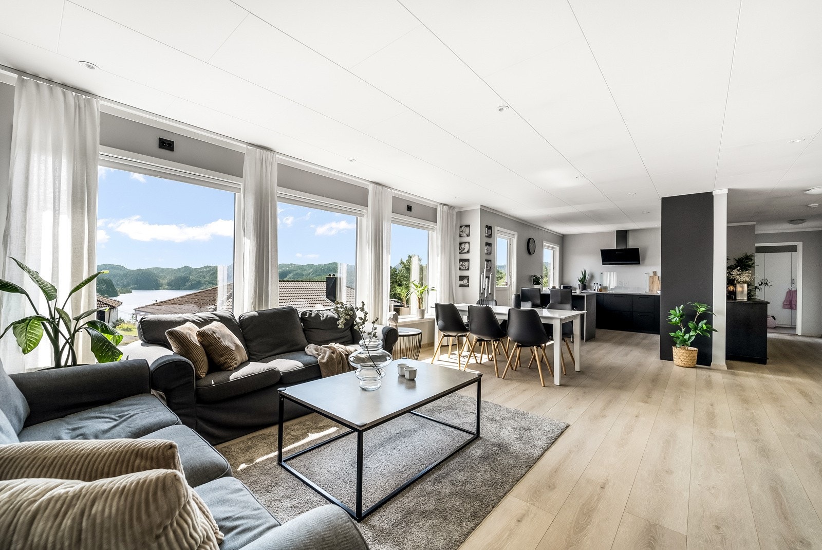 Stue med åpen kjøkkenløsning. Galleribilde