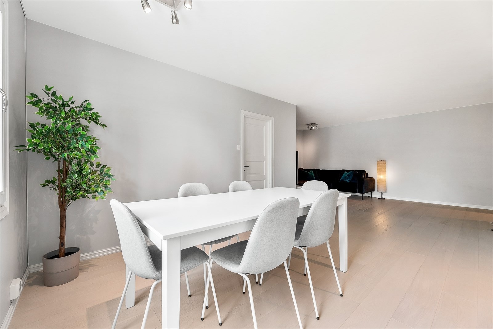 Koselig spiseområde med praktisk nærhet til kjøkkenet, gjør servering og rydding enkelt. Galleribilde