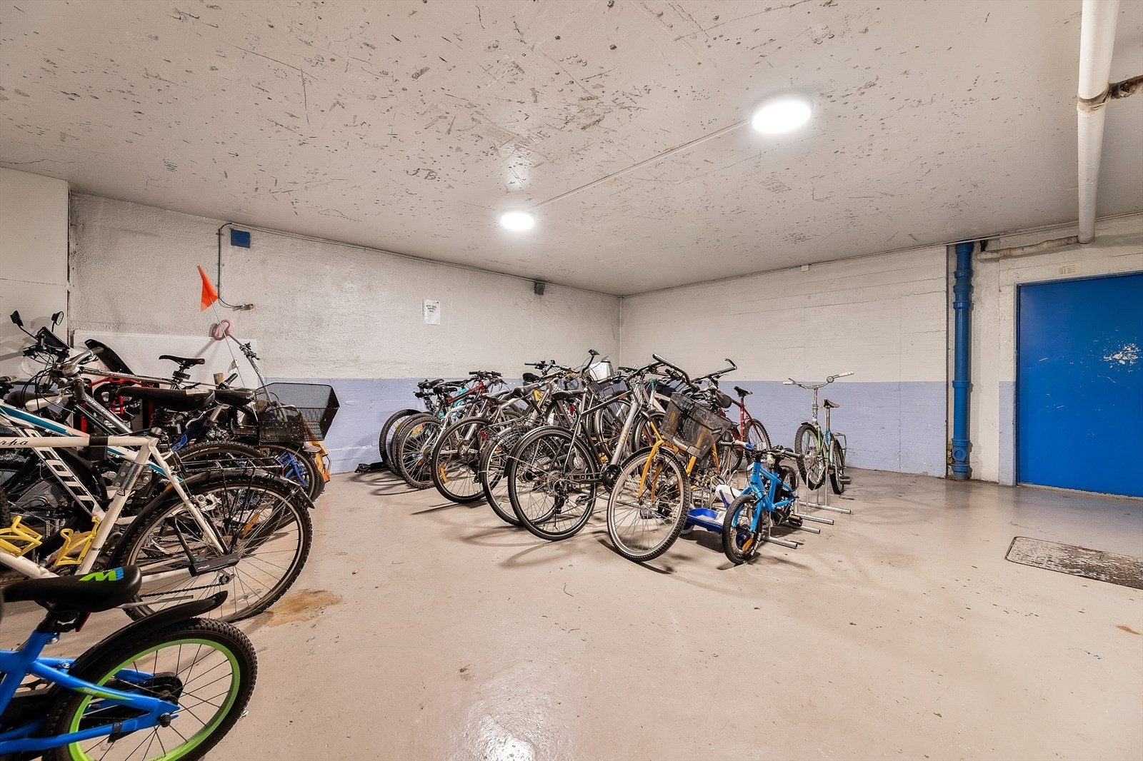 Sykkelparkering befinner seg i kjelleren. Galleribilde