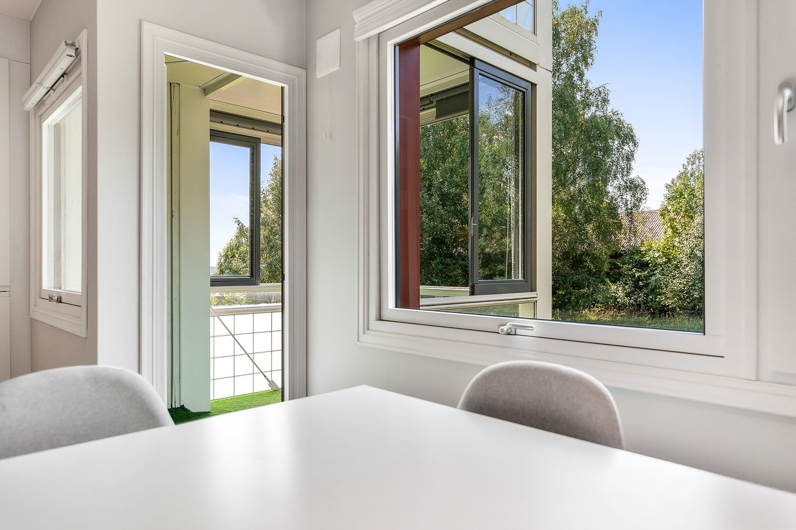 Stuen har en vindusflate som slipper inn rikelig med naturlig lys. Galleribilde