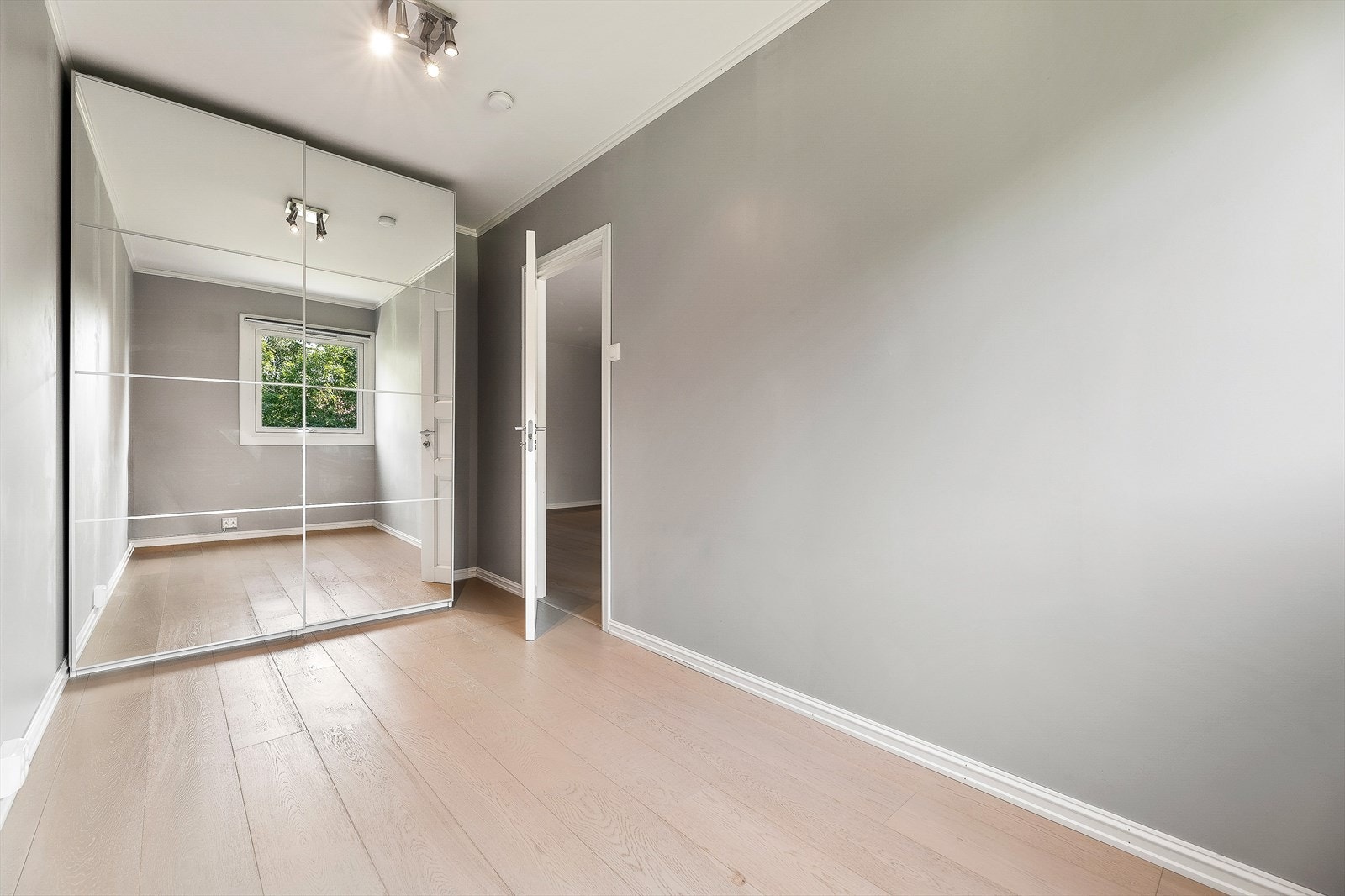 Romslig garderobeskap med god oppbevaringsplass for å holde klær og tilbehør organisert. Galleribilde