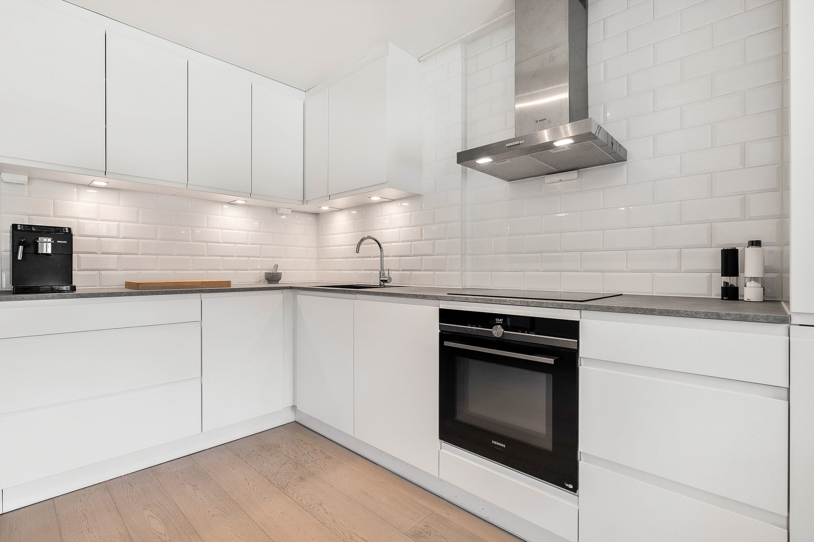 Nydelig kjøkkeninnredning fra 2019 med glatte fronter. Galleribilde