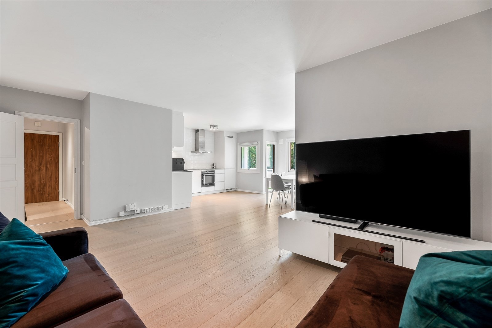 Stue med åpen planløsning, perfekt for både avslapning og sosiale sammenkomster. Galleribilde