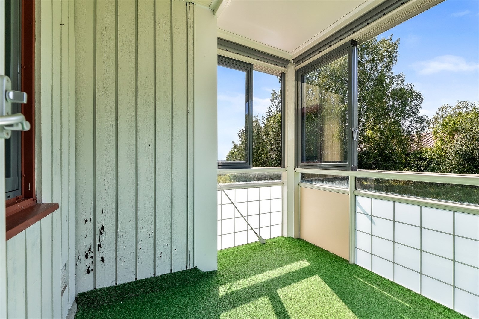 Fra stuen har du adkomst til en vestvendt innglasset balkong på ca. 5 kvm. Galleribilde