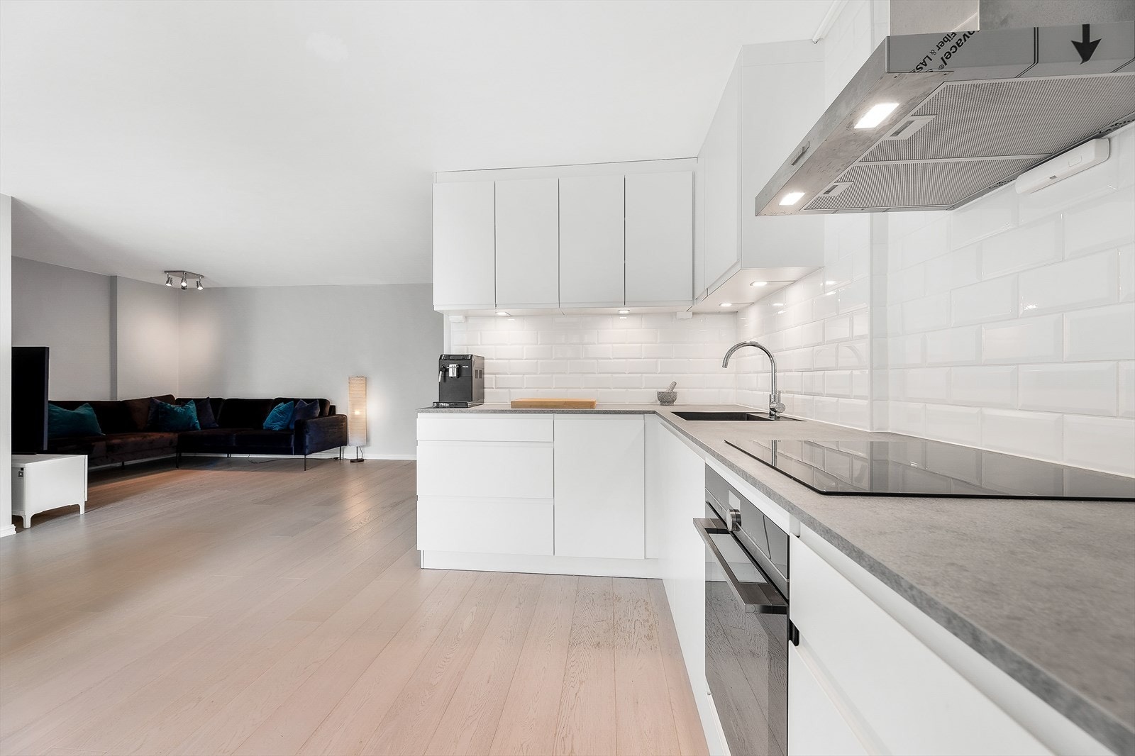 Kjøkkenet har laminat benkeplate med planlimt kum. Stekeovn, platetopp, kjøl/frys og oppvaskmaskin er integrert i innredningen. Galleribilde