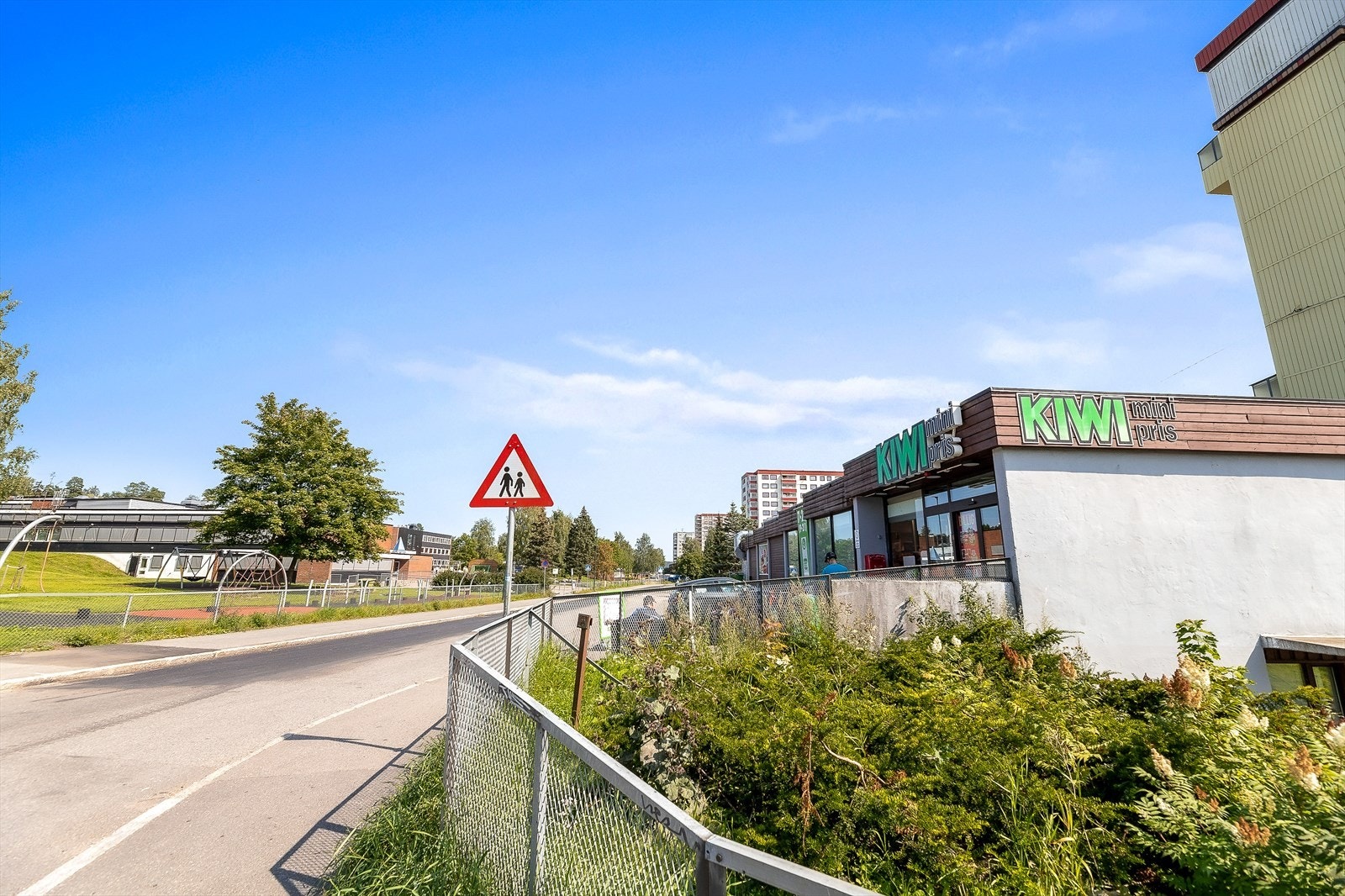 Fra boligen er det ikke langt å gå til nærmeste dagligvarebutikk. Galleribilde