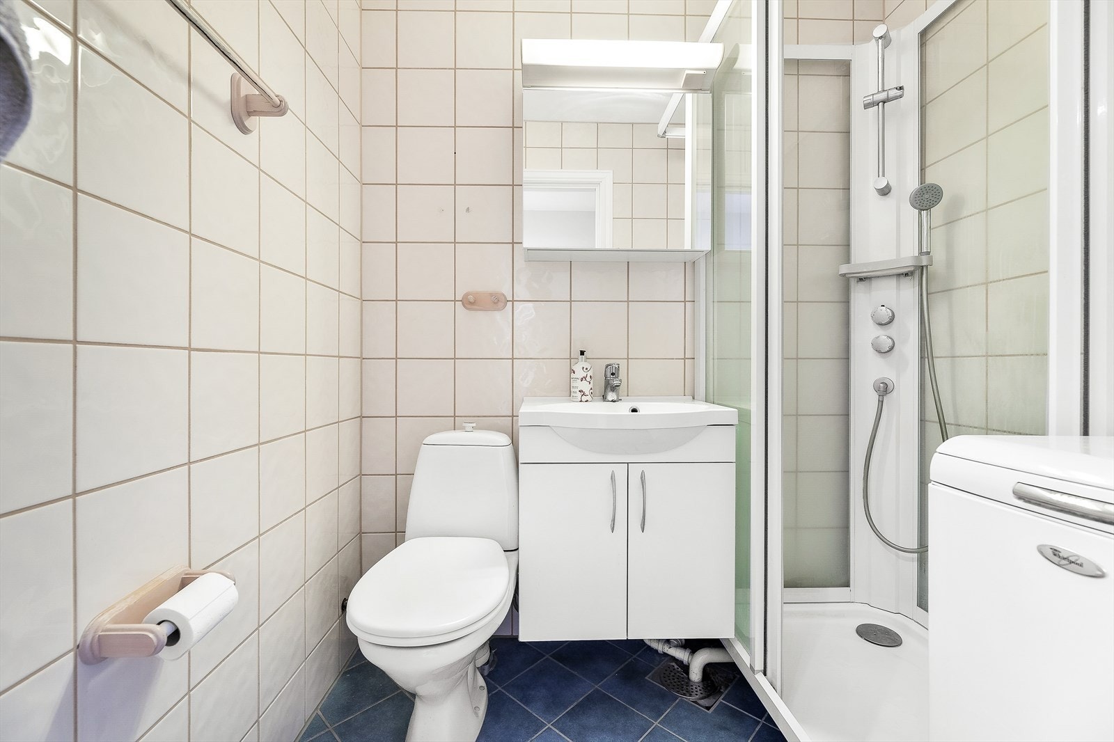 Det er lagt varmekabler i badet. Det er også opplegg for vaskemaskin. Galleribilde