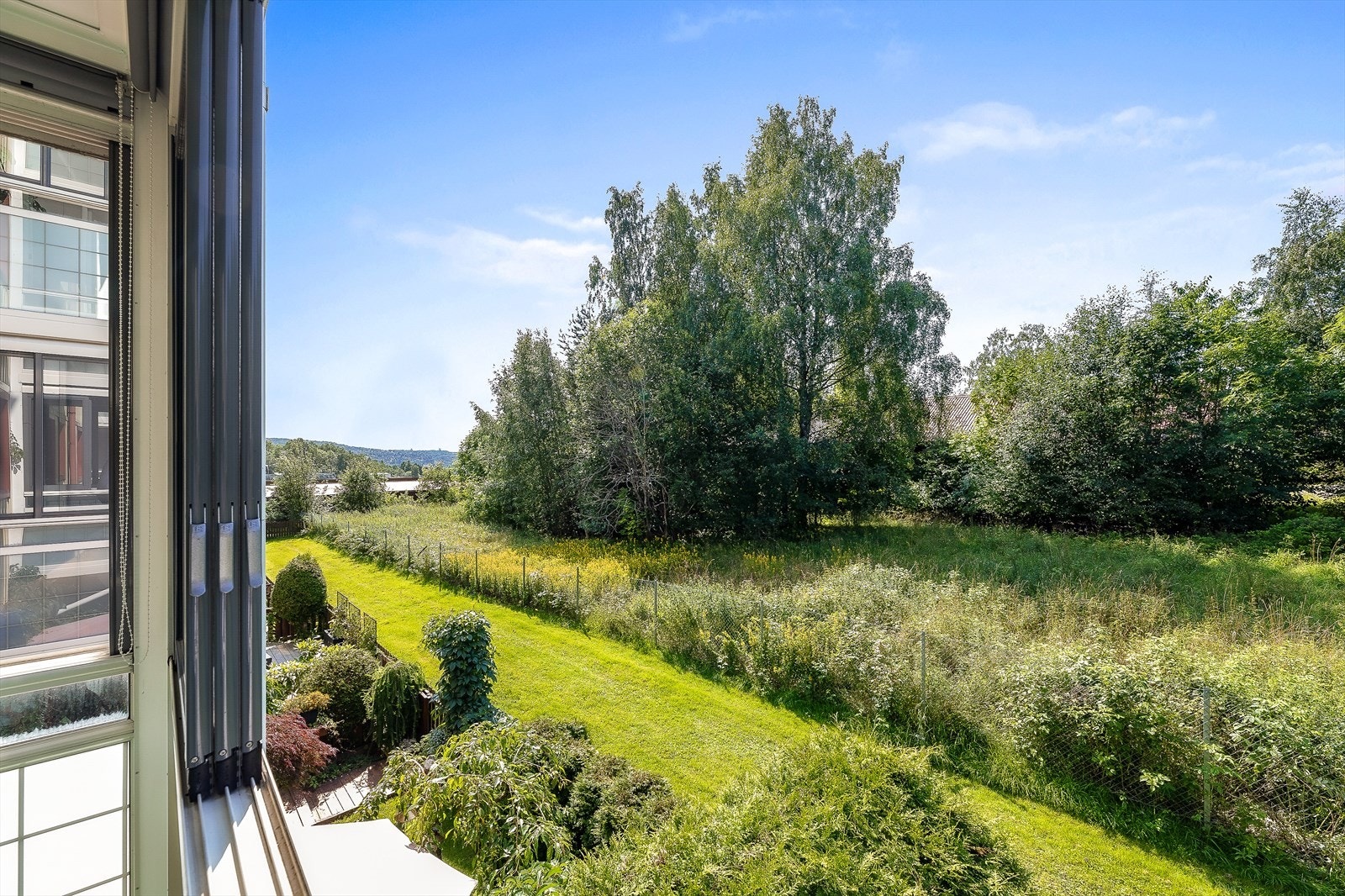 Fra balkongen har du utsyn mot grønne omgivelser. Galleribilde