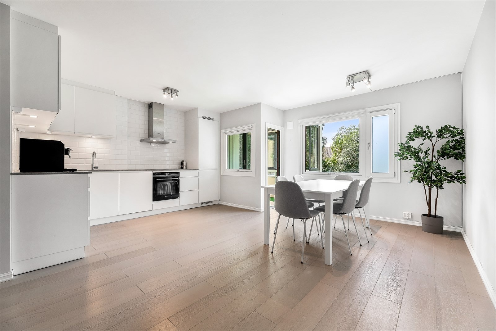 Effektiv og elegant åpen løsning med kjøkken, stue og spiseplass som skaper en sosial atmosfære. Galleribilde