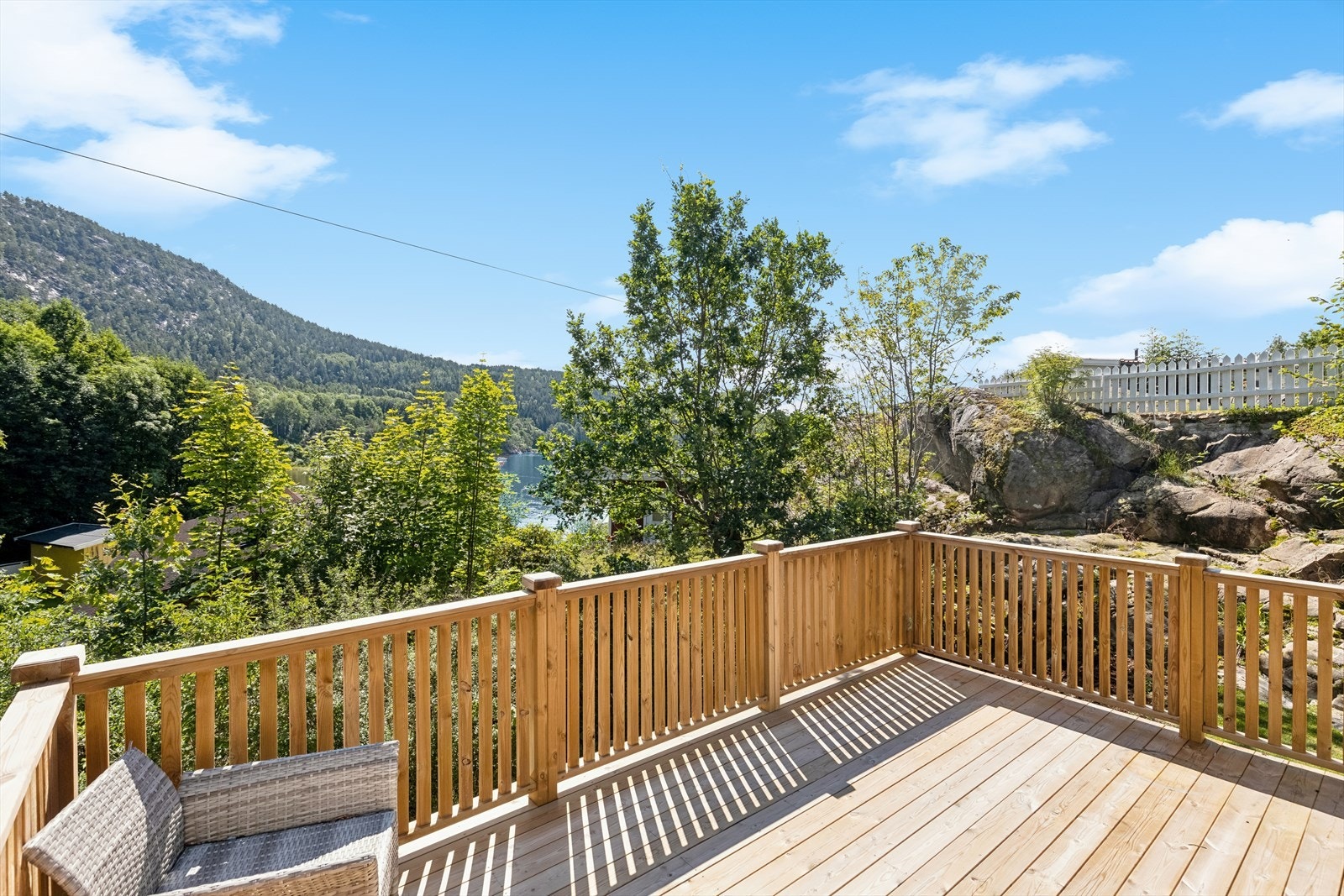 Terrassen har fin fjordutsikt mellom vekster. Galleribilde