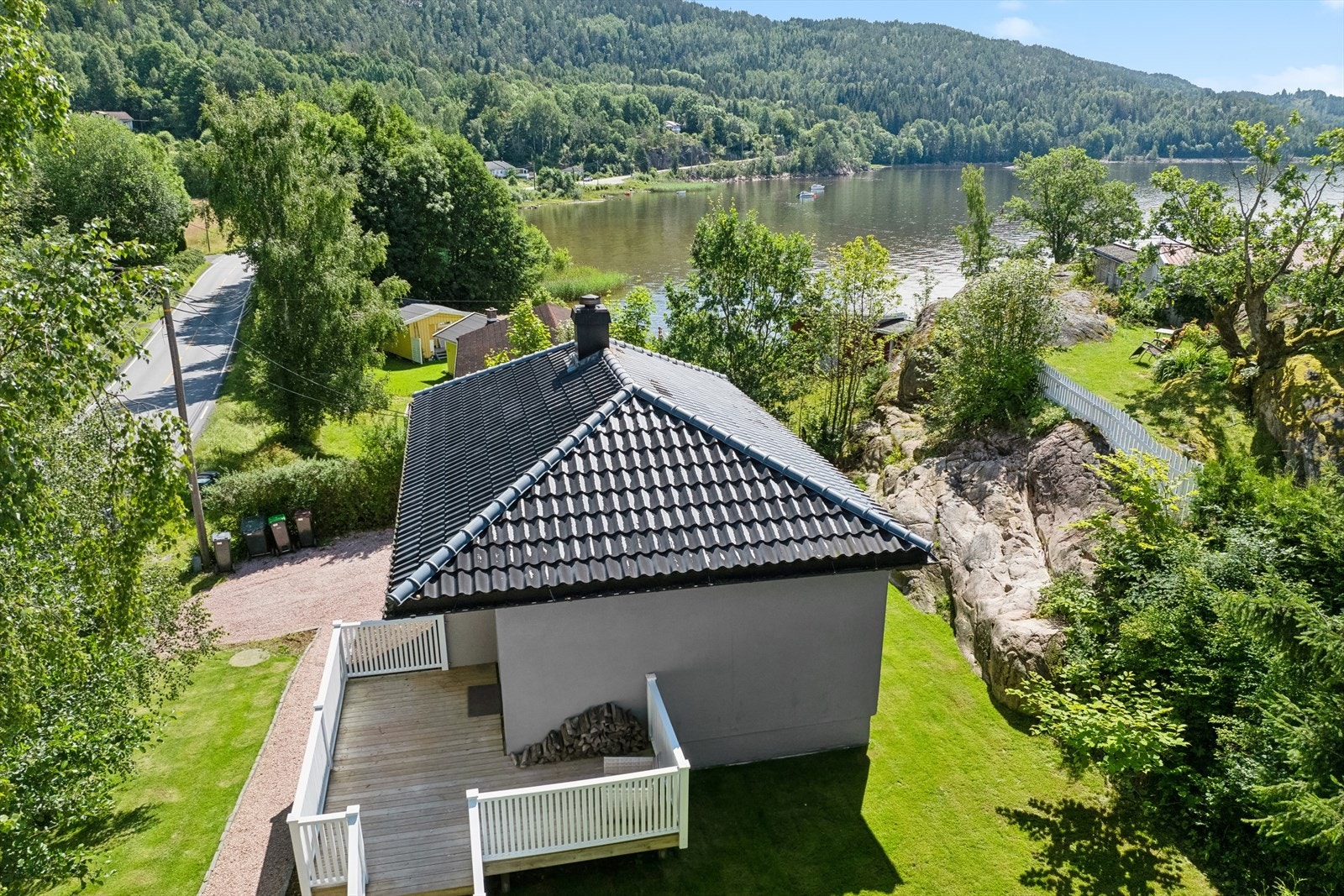 Uteområdene rundt hytta byr på gode solforhold. Galleribilde