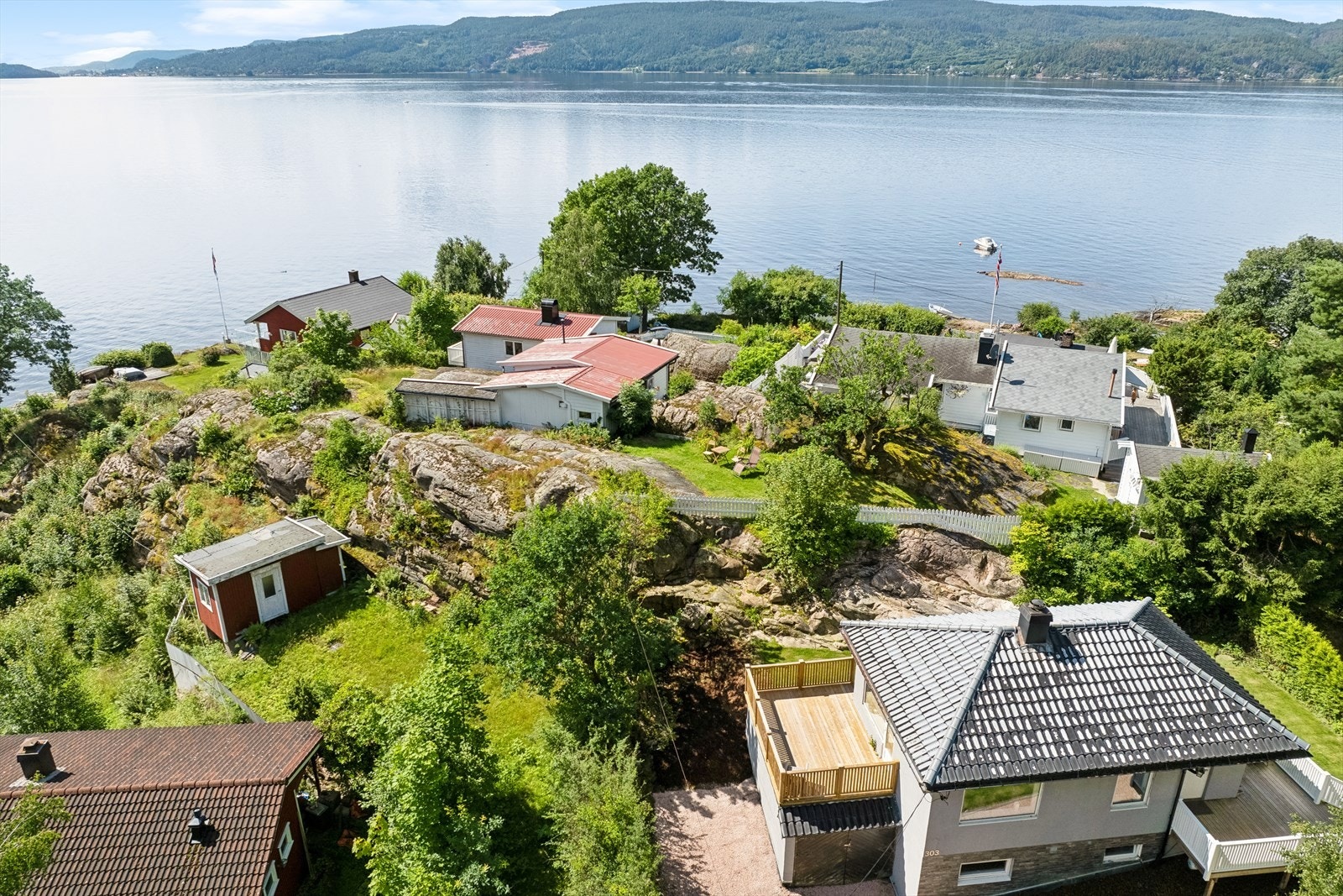 Hytta ligger fint i et etablert område med gode solforhold og fin utsikt mot Drammensfjorden. Galleribilde