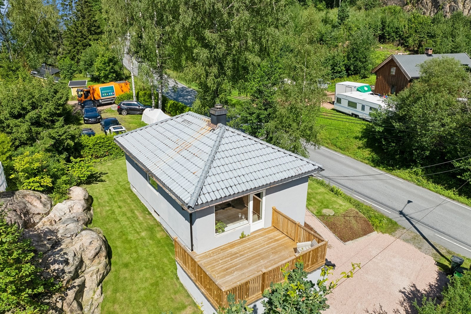 Hytta måler 87 kvm (internt bruksareal) og strekker seg over to plan. Galleribilde