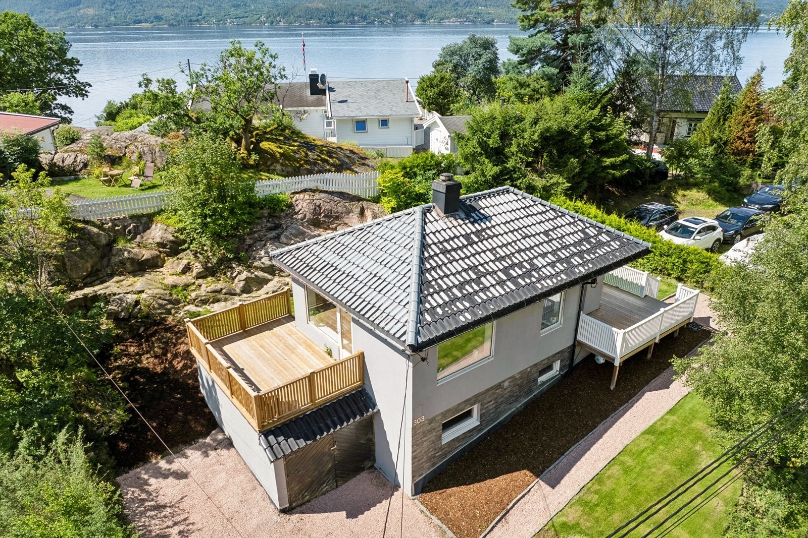 Grimsrudveien 303 er en frittliggende fritidsbolig med solrike uteområder og garasje. Galleribilde