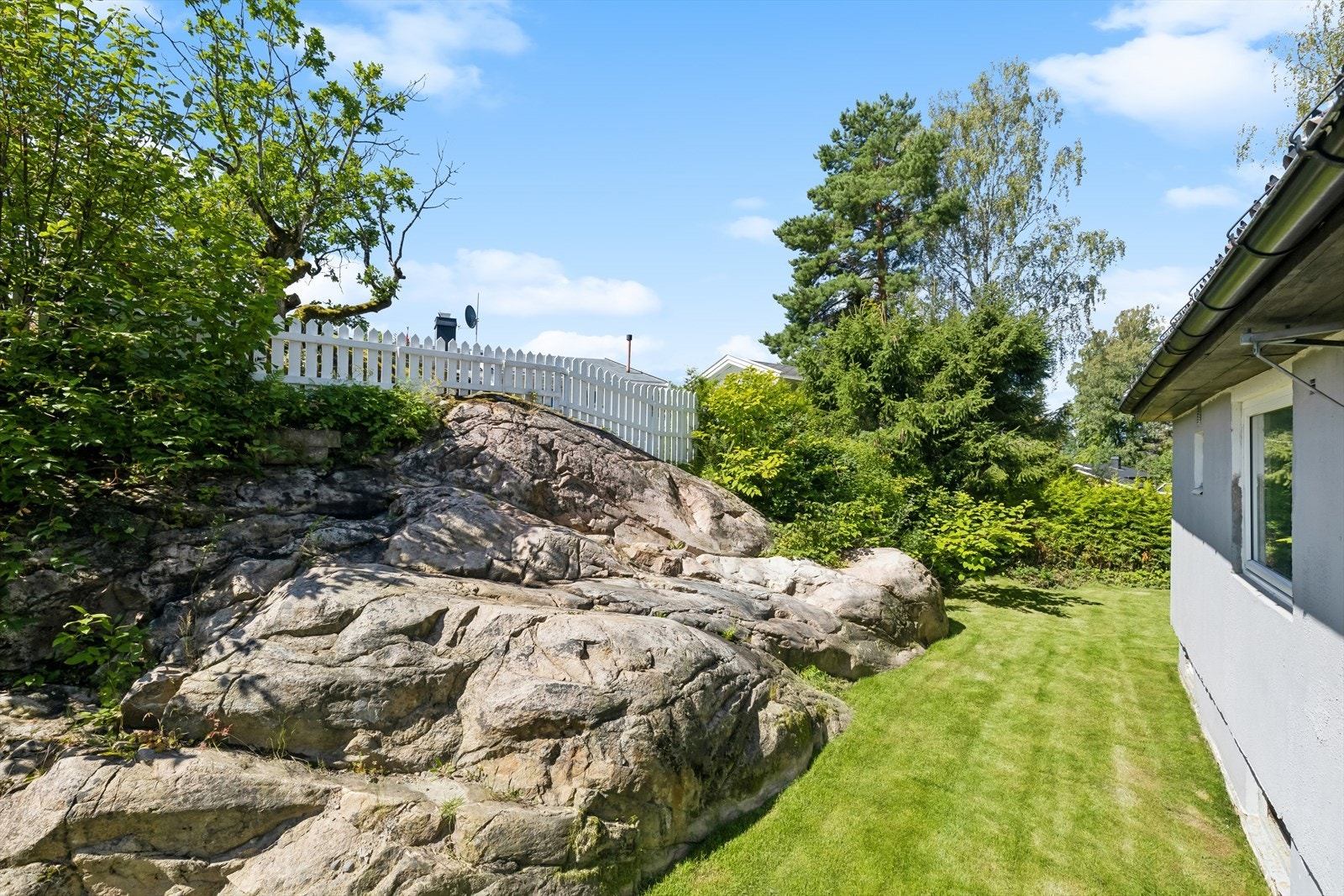 Eiendommen er på ca. 364,5 kvm og er en pent opparbeidet tomtegrunn med gruset gårdsplass og adkomst, plenarealer og beplantning. Galleribilde