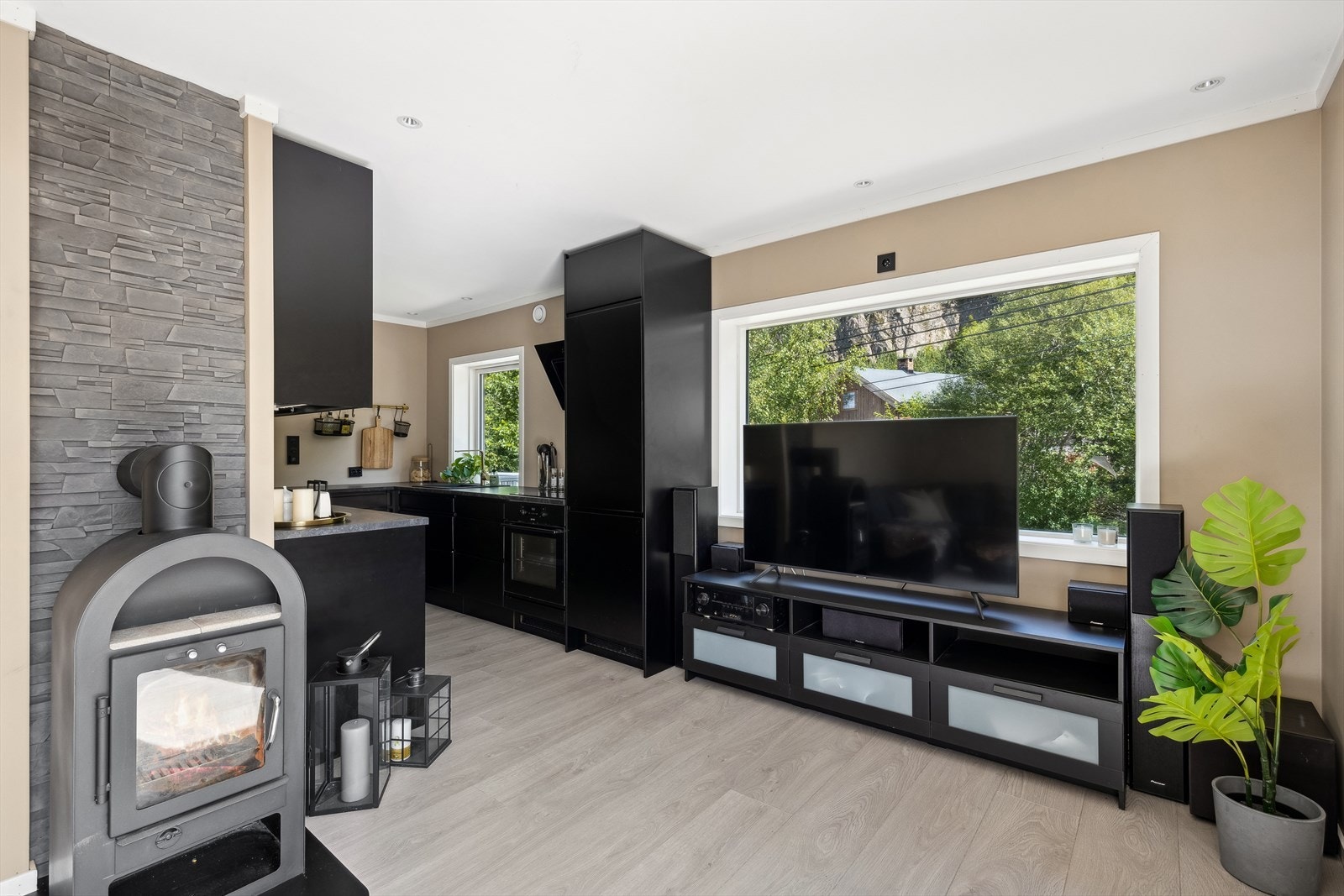 Hytta har et kjøkken i åpen løsning mot stuen. Galleribilde