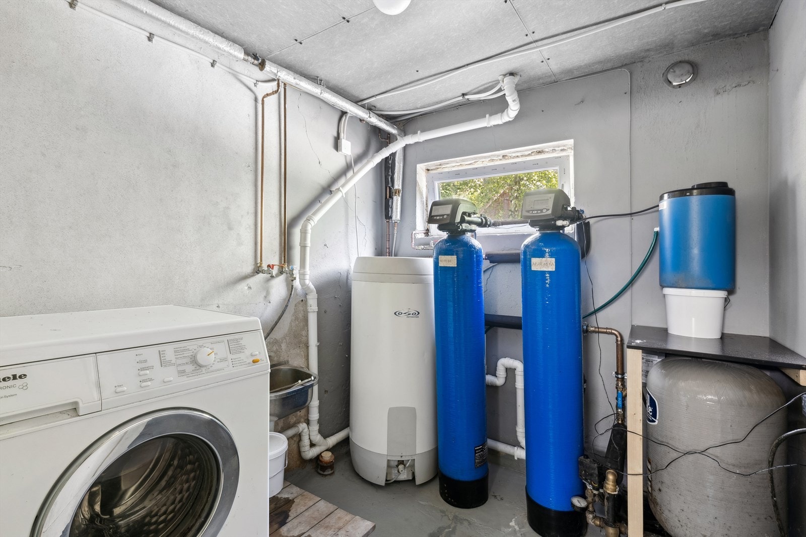 I kjelleren har hytta et vaskerom/teknisk rom med kum i rustfritt stål og opplegg for vaskemaskin. Galleribilde