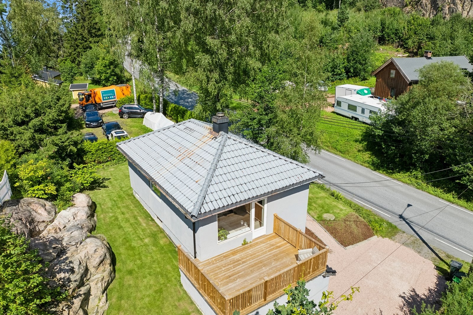 Tomten byr på gode solforhold og nærhet til fjorden. Galleribilde