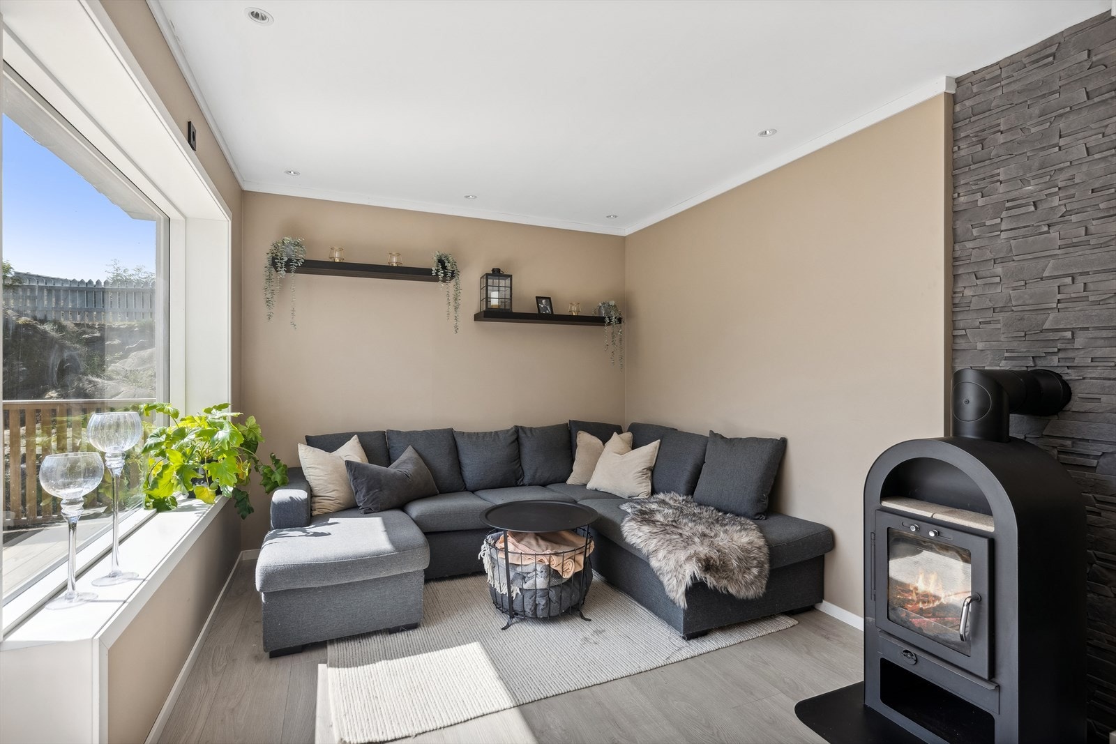 I 1. etasje ligger stuen med plass til stor sofa. Galleribilde