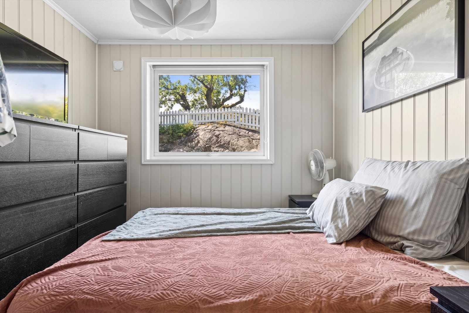 Hytta har et fint soverom med plass til stor seng. Galleribilde