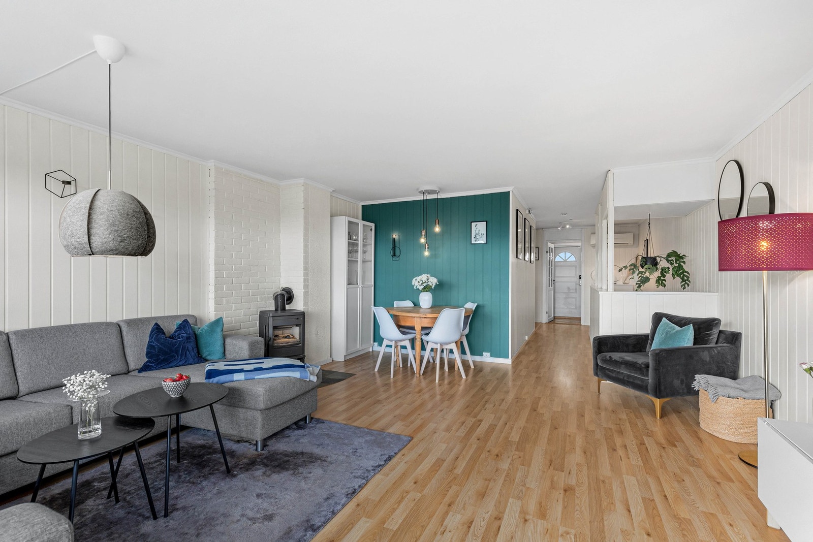 Boligen varmes opp via panelovner og varmepumpe over trappen. Galleribilde