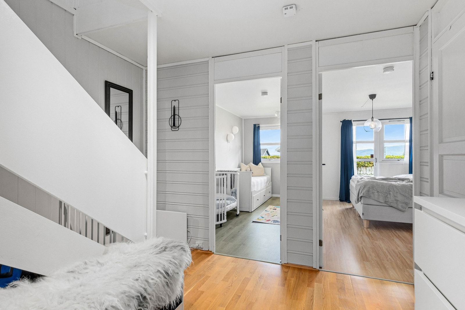 Nede i underetasjen er det to fine soverom, bad, vaskerom og to boder for oppbevaring. Galleribilde