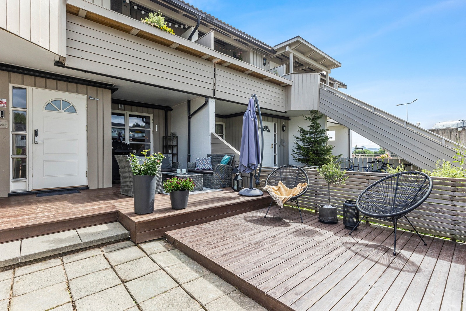 Et innholdsrikt rekkehus over to etasjer, med attraktiv og barnevennlig beliggenhet på Flatåsen. Galleribilde