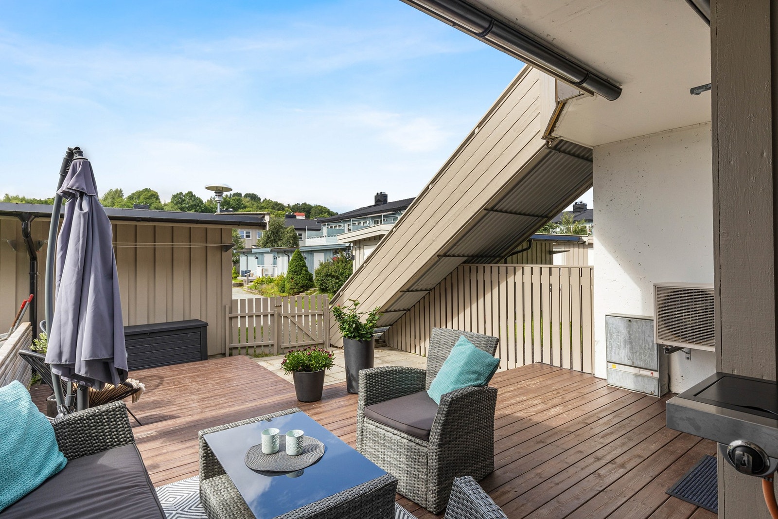 På framsiden er det en hyggelig og skjermet uteplass med god plass til sittegruppe og grill. Oppbevaring i utebod. Galleribilde