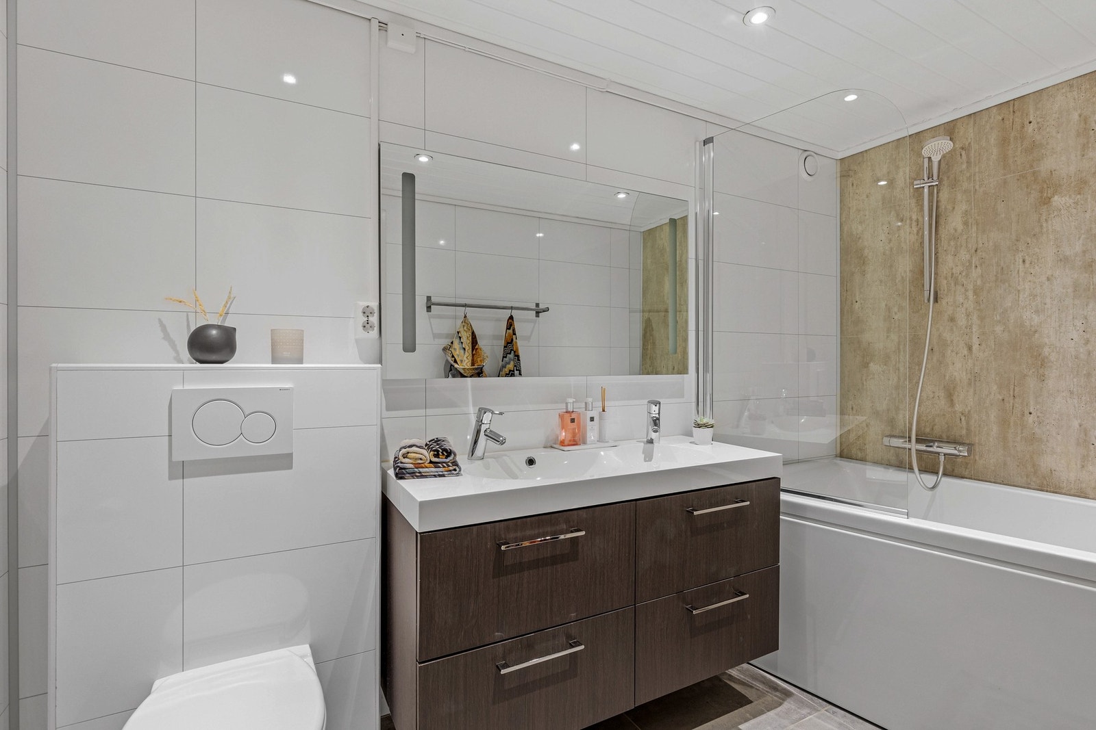 Pent, flislagt bad med varmekabler i gulvet og downlights i himling. Galleribilde