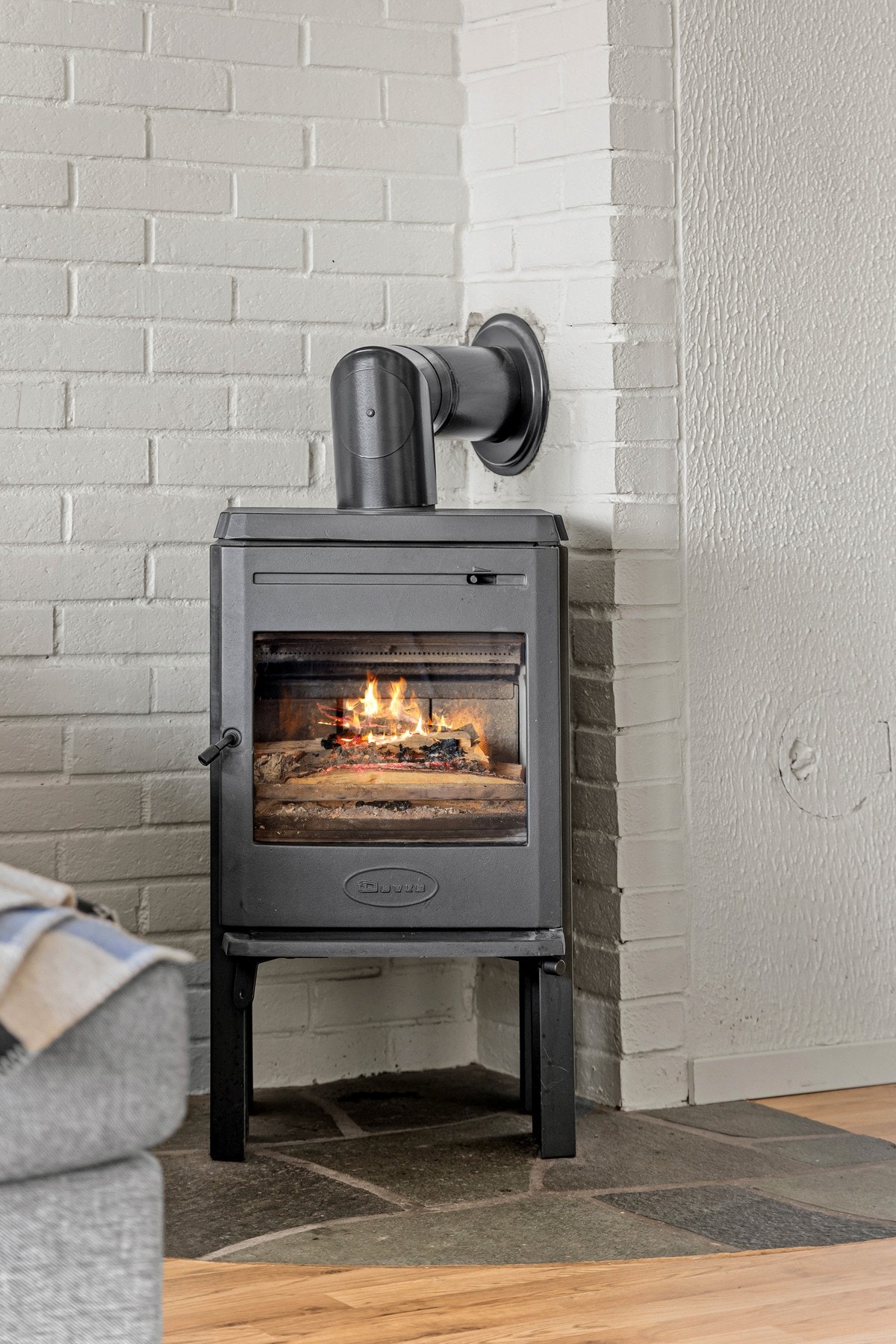 På stuen står det i tillegg en hyggelig vedovn, som bidrar til lun varme og lavere strømkostnader på vinterhalvåret Galleribilde